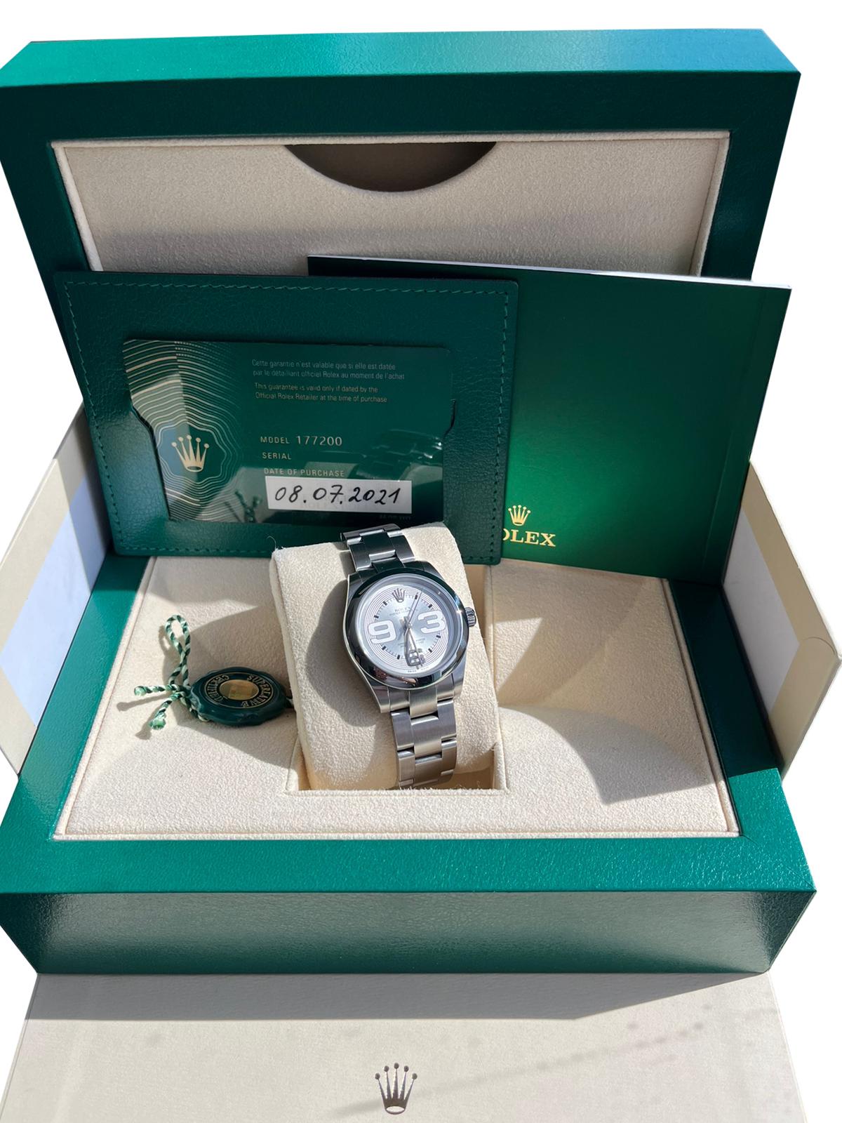 Rolex Midsize 31mm Silver Dial Domed Bezel Steel Ladies Watch 177200. Mouvement à remontage automatique certifié officiellement chronomètre. Boîtier oyster en acier inoxydable de 31.0 mm de diamètre. Logo Rolex sur une couronne. Lunette bombée lisse