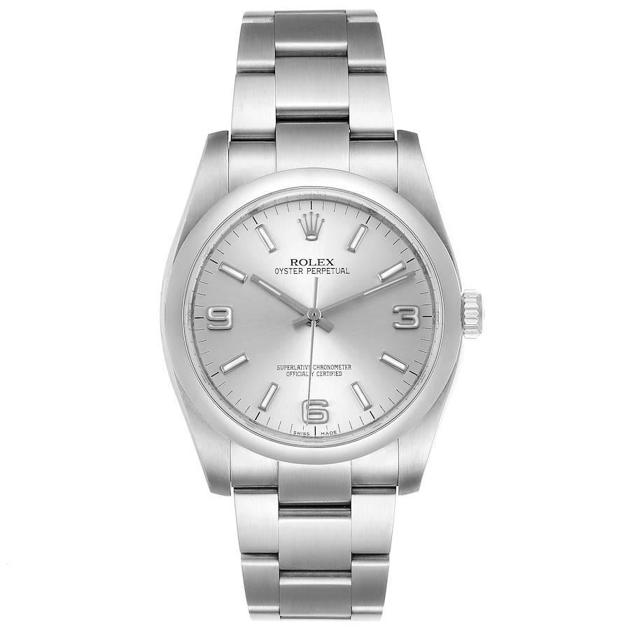 Rolex Oyster Perpetual 36 Silber Zifferblatt Stahl Herrenuhr 116000 Box Karte. Offiziell zertifiziertes Chronometerwerk mit automatischem Aufzug. Gehäuse aus Edelstahl mit einem Durchmesser von 36,0 mm. Rolex-Logo auf einer Krone. Glatte, gewölbte