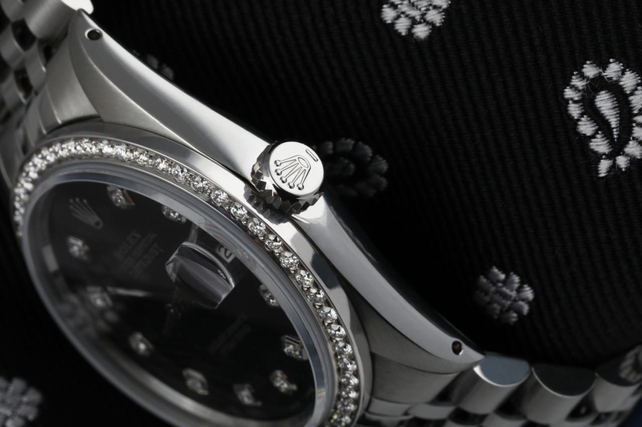 Taille ronde Rolex Montre Oyster Perpetual Datejust avec cadran noir, numéros de diamants et lunette en vente