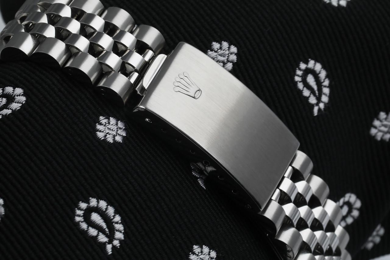 Rolex Montre Oyster Perpetual Datejust avec cadran noir, numéros de diamants et lunette en vente 2