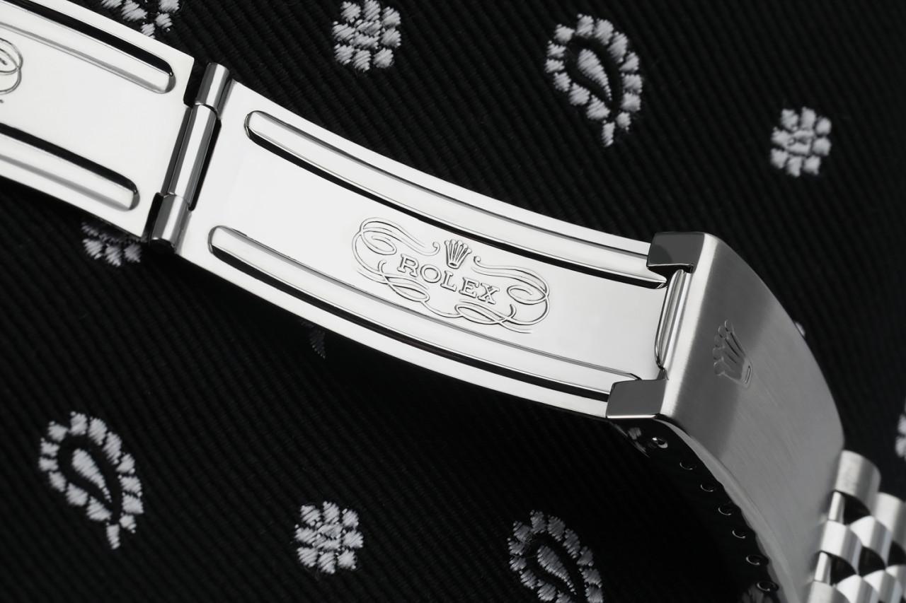 Rolex Montre Oyster Perpetual Datejust avec cadran noir, numéros de diamants et lunette en vente 3