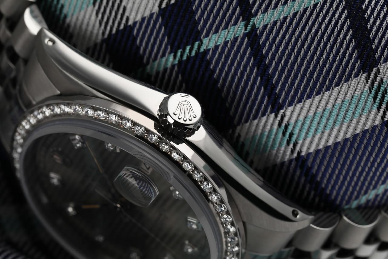 Rolex Oyster Perpetual 36mm Datejust Cadran gris foncé avec chiffres et lunette en diamant 16014.
Cette montre est dans un état comme neuf. Elle a été polie, entretenue et ne présente aucune rayure ou imperfection visible. Toutes nos montres