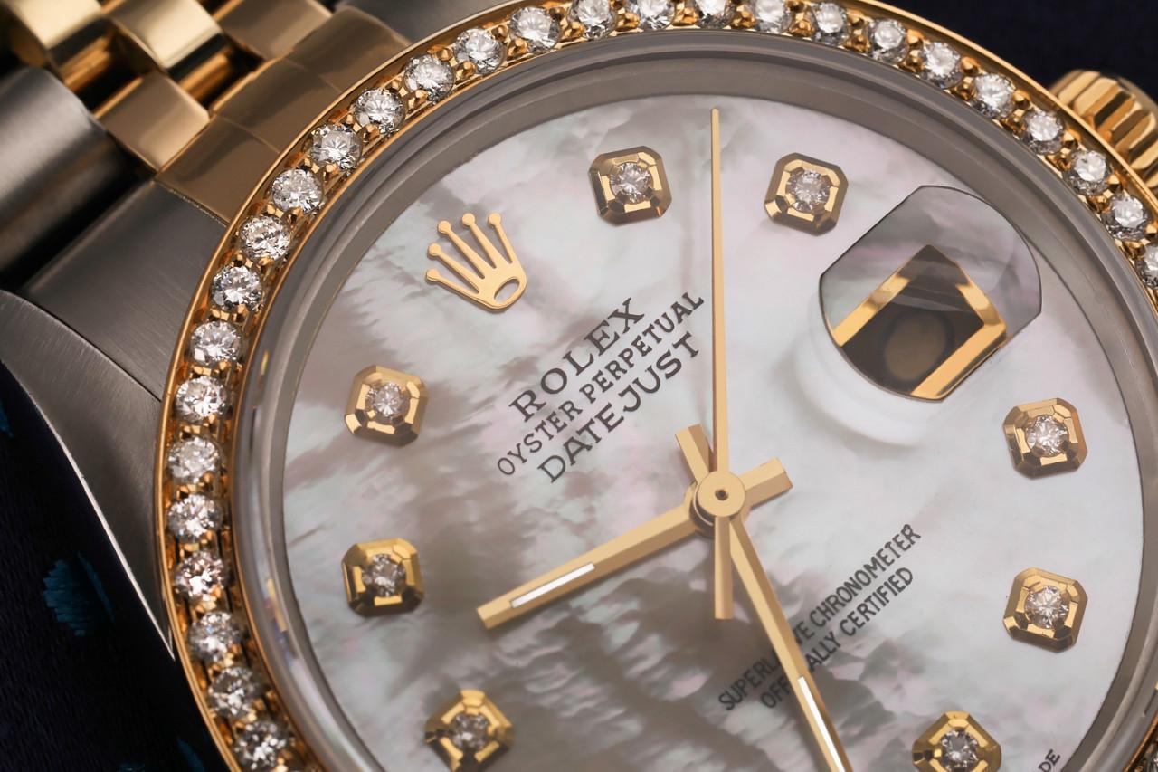 Cette montre Rolex Datejust Diamond est tout simplement magnifique et vous fera remarquer partout où vous irez. La Datejust 36 est traditionnellement une montre d'homme qui remporte un immense succès auprès des femmes collectionneuses en raison de