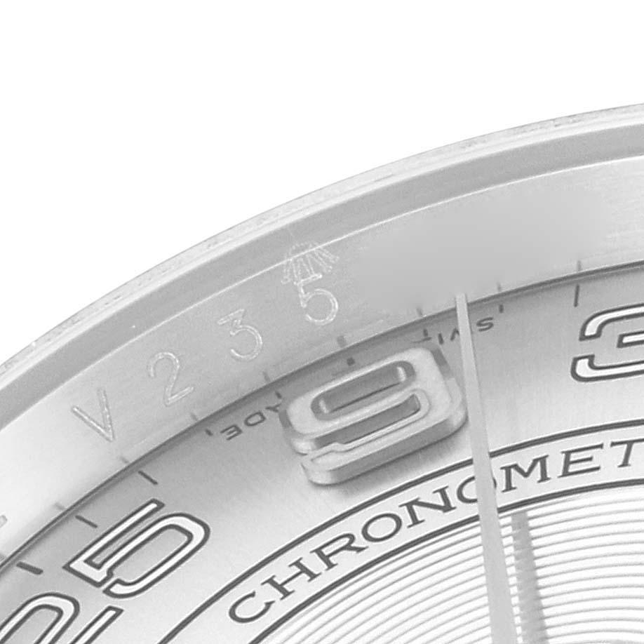 Rolex Oyster Perpetual 36mm Silver Concentric Dial Steel Mens Watch 116000. Mouvement automatique à remontage automatique, officiellement certifié chronomètre. Boîtier en acier inoxydable de 36.0 mm de diamètre. Logo Rolex sur une couronne. Lunette