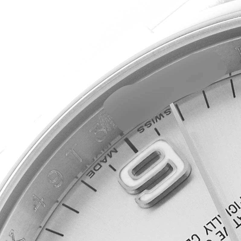 Rolex Oyster Perpetual 36mm Silver Dial Steel Mens Watch 116000. Mouvement automatique à remontage automatique, officiellement certifié chronomètre. Boîtier en acier inoxydable de 36.0 mm de diamètre. Logo Rolex sur une couronne. Lunette bombée