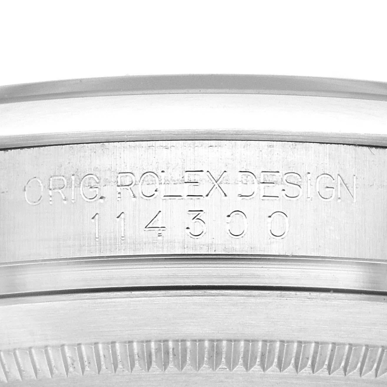 Rolex Oyster Perpetual 39 Schwarzes Zifferblatt Stahl Herrenuhr 114300 Box Card. Offiziell zertifiziertes Chronometerwerk mit automatischem Aufzug. Gehäuse aus Edelstahl mit einem Durchmesser von 39.0 mm. Rolex Logo auf einer Krone. Glatte, gewölbte