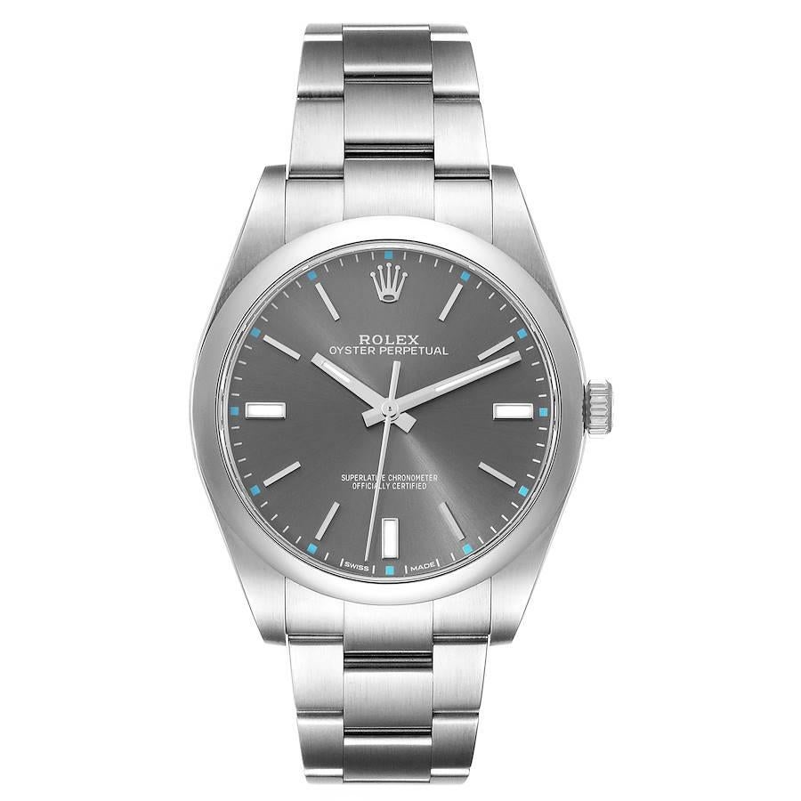 Rolex Oyster Perpetual 39 Rhodium Zifferblatt Stahl Herrenuhr 114300. Offiziell zertifiziertes Chronometerwerk mit automatischem Aufzug. Gehäuse aus Edelstahl mit einem Durchmesser von 39 mm. Rolex Logo auf der Krone. Glatte, gewölbte Lünette aus