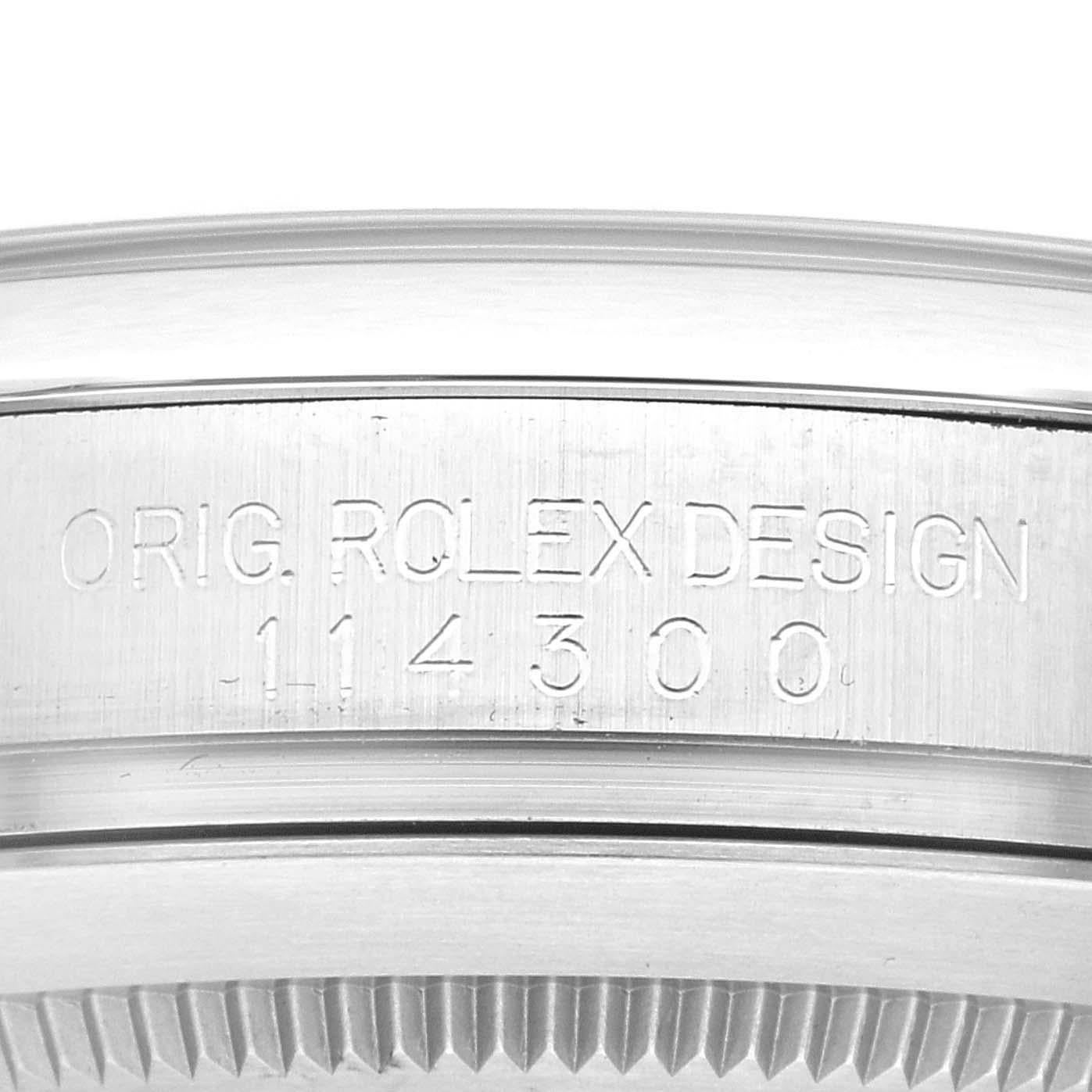 Rolex Oyster Perpetual 39mm Blue Dial Steel Mens Watch 114300 Box Card. Mouvement automatique à remontage automatique, officiellement certifié chronomètre. Boîtier en acier inoxydable de 39 mm de diamètre. Logo Rolex sur une couronne. Lunette bombée