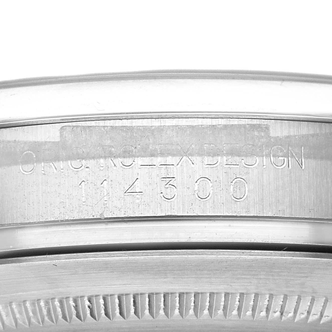 Rolex Oyster Perpetual 39mm Blue Dial Steel Mens Watch 114300. Mouvement automatique à remontage automatique, officiellement certifié chronomètre. Boîtier en acier inoxydable de 39 mm de diamètre. Logo Rolex sur une couronne. Lunette bombée lisse en