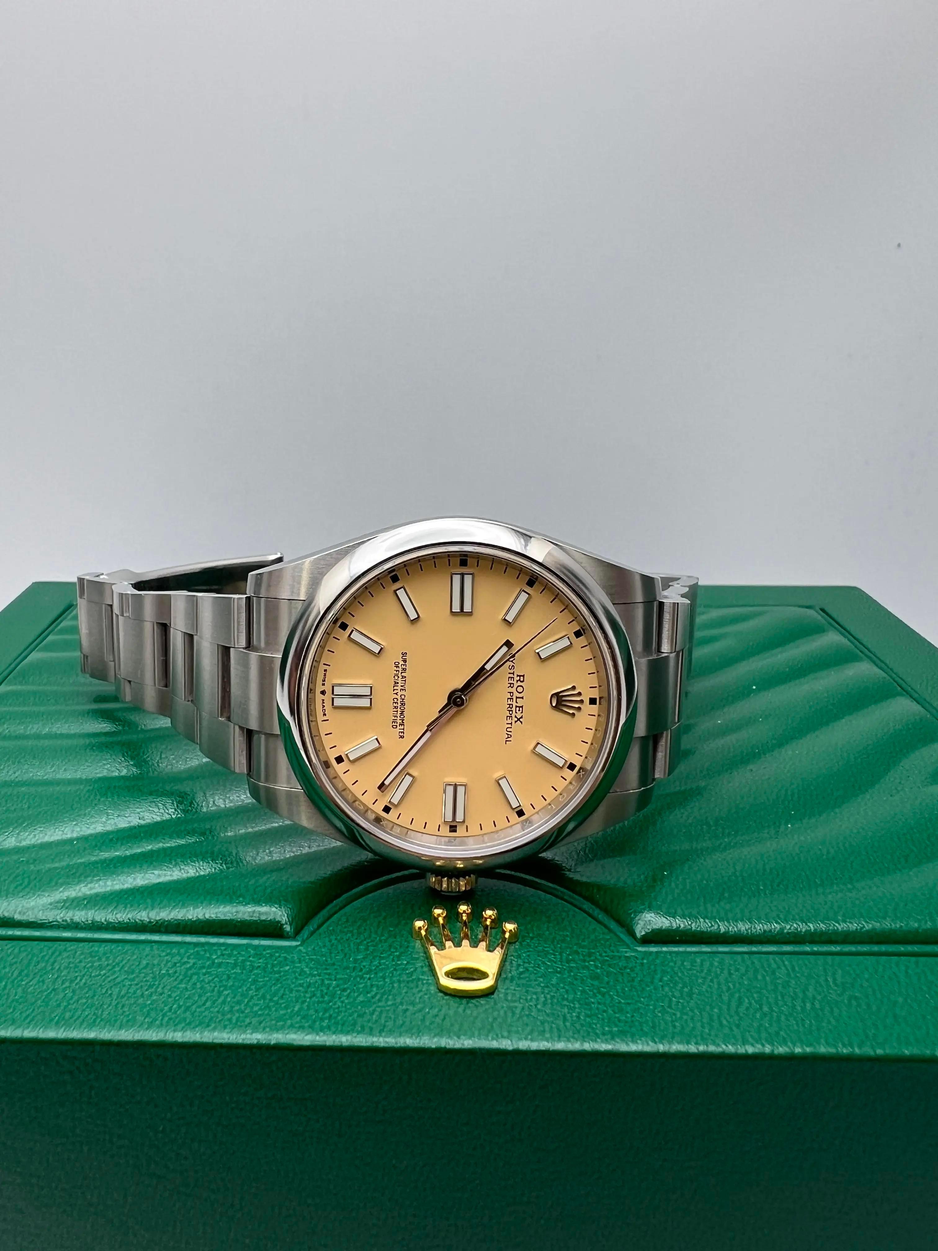 Rolex Oyster Perpetual 41mm 124300 Quadrante beige personalizzato + Scatola Originale Documenti In condizioni ottime in vendita a New York, NY