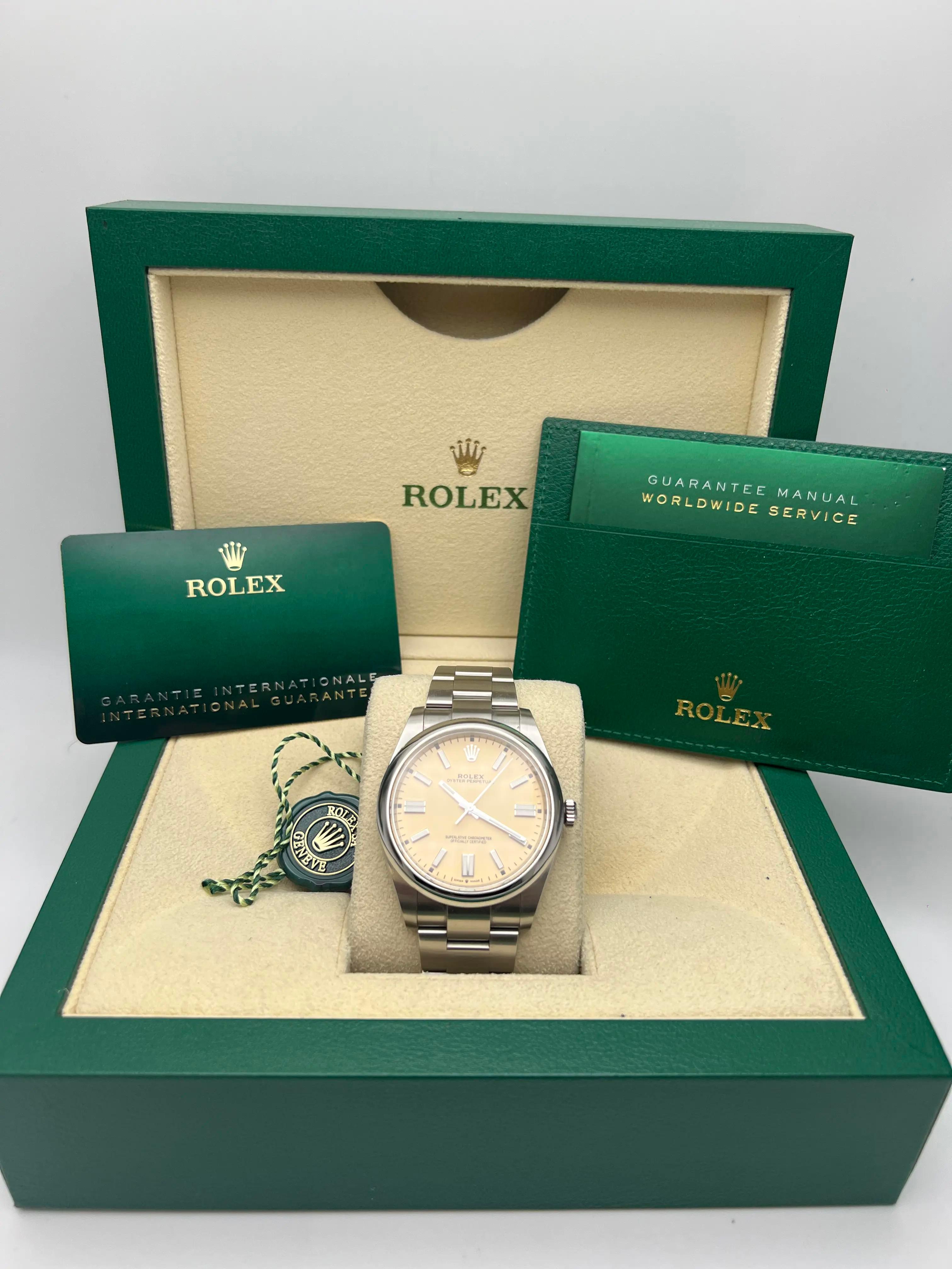 Rolex Oyster Perpetual 41 in condizioni perfette, referenza 124300 con quadrante Lavender personalizzato sostituito al quadrante originale. Il quadrante personalizzato è di qualità imbattibile rispetto ad altri, con funzioni luminose complete. Solo