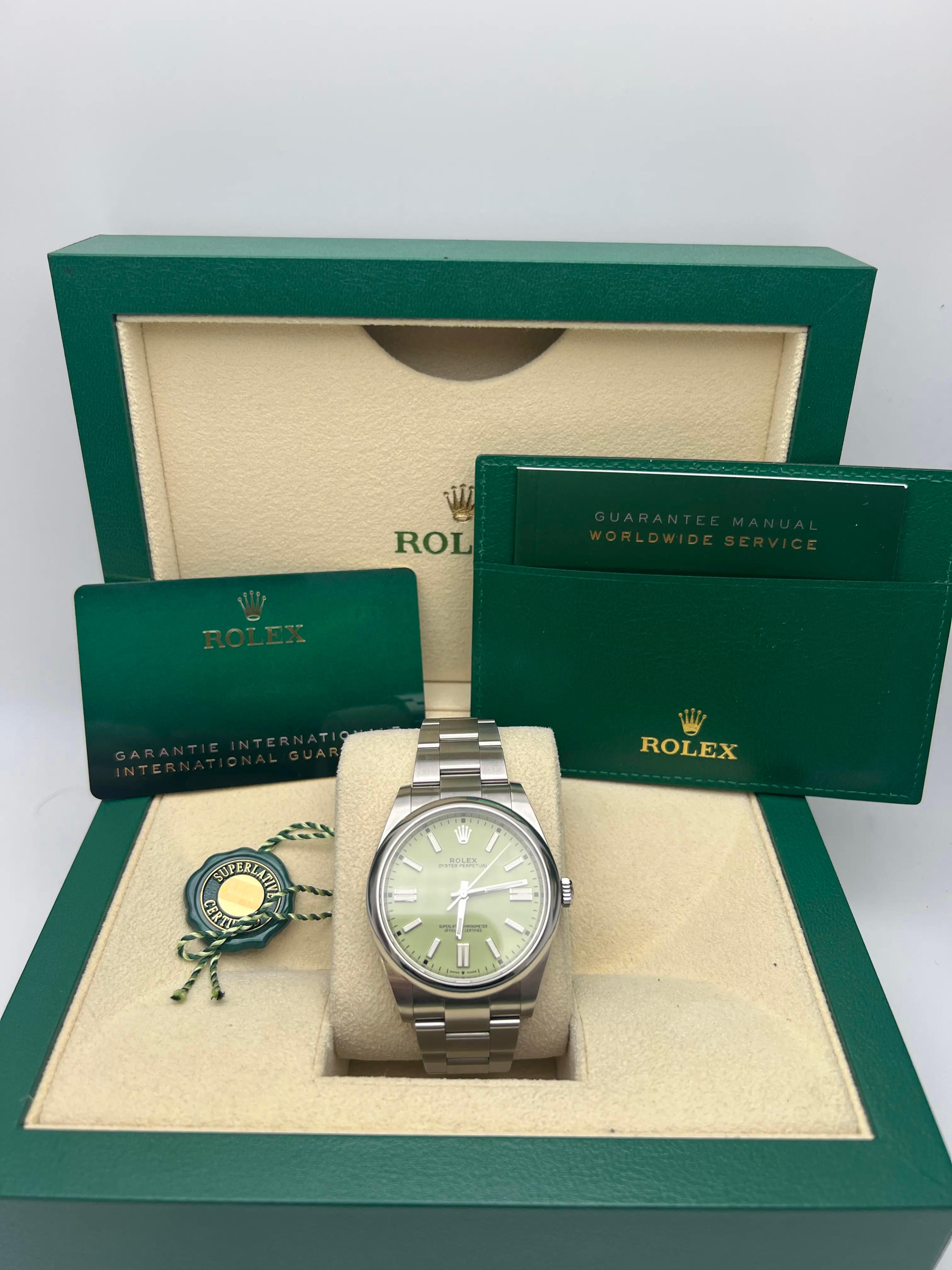 Tadellose Rolex Oyster Perpetual 41, Referenz 124300 mit einem Pistazien-Zifferblatt, das gegen das Original-Zifferblatt ausgetauscht wurde. Das Custom-Zifferblatt ist in seiner Qualität unschlagbar im Vergleich zu anderen auf dem Markt, mit voller
