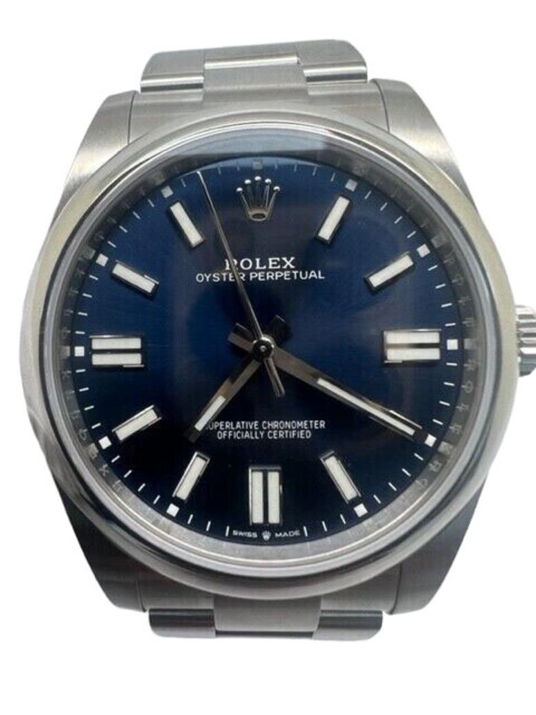 Este exquisito reloj de pulsera Rolex Oyster Perpetual es una impresionante pieza de artesanía que atraerá a los hombres exigentes que aprecian la funcionalidad y el estilo. Su bisel plateado complementa la caja plateada y la correa de acero