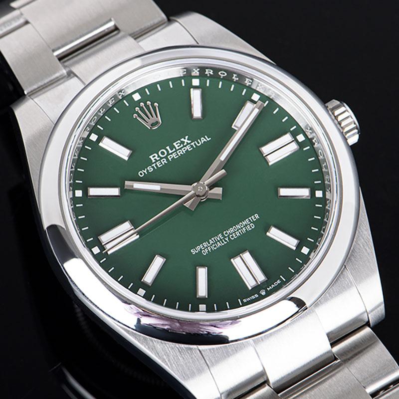 Un Oyster Perpetual 41 di Rolex non indossato in Oystersteel. Presenta un quadrante verde e una lunetta fissa liscia. Il bracciale Oyster è dotato di una chiusura Oyster pieghevole con una comoda maglia di estensione. Dotato di vetro zaffiro