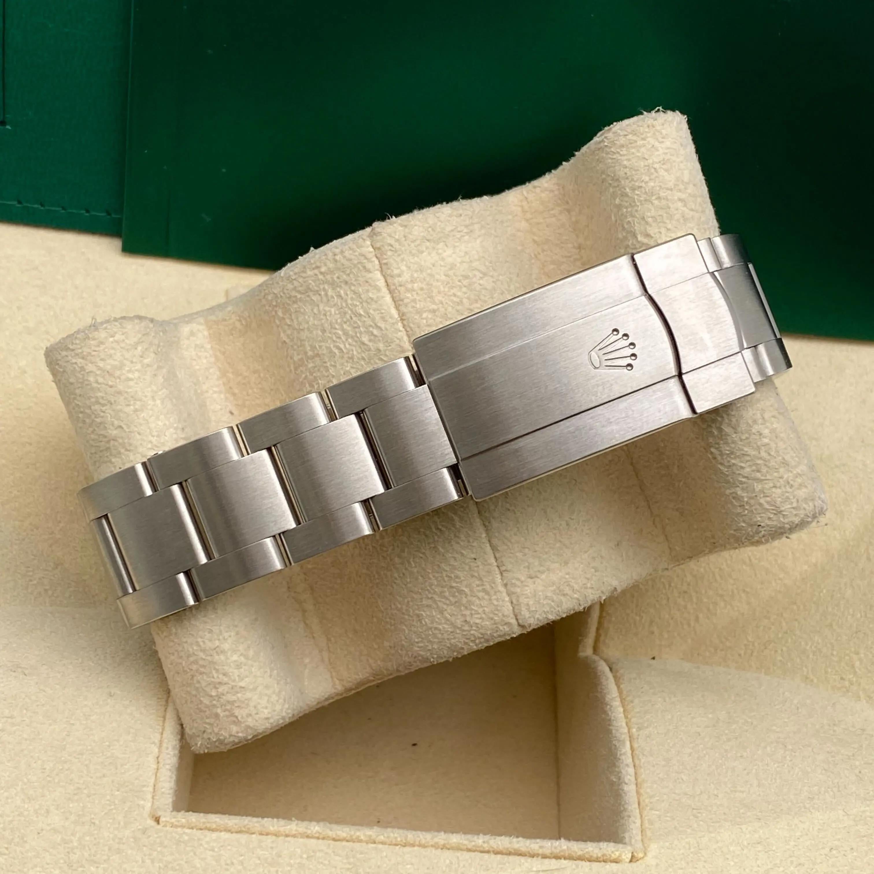 Rolex Oyster Perpetual 41mm Steele Quadrante Nero Orologio Automatico 134300 2025 B.P. in vendita 1