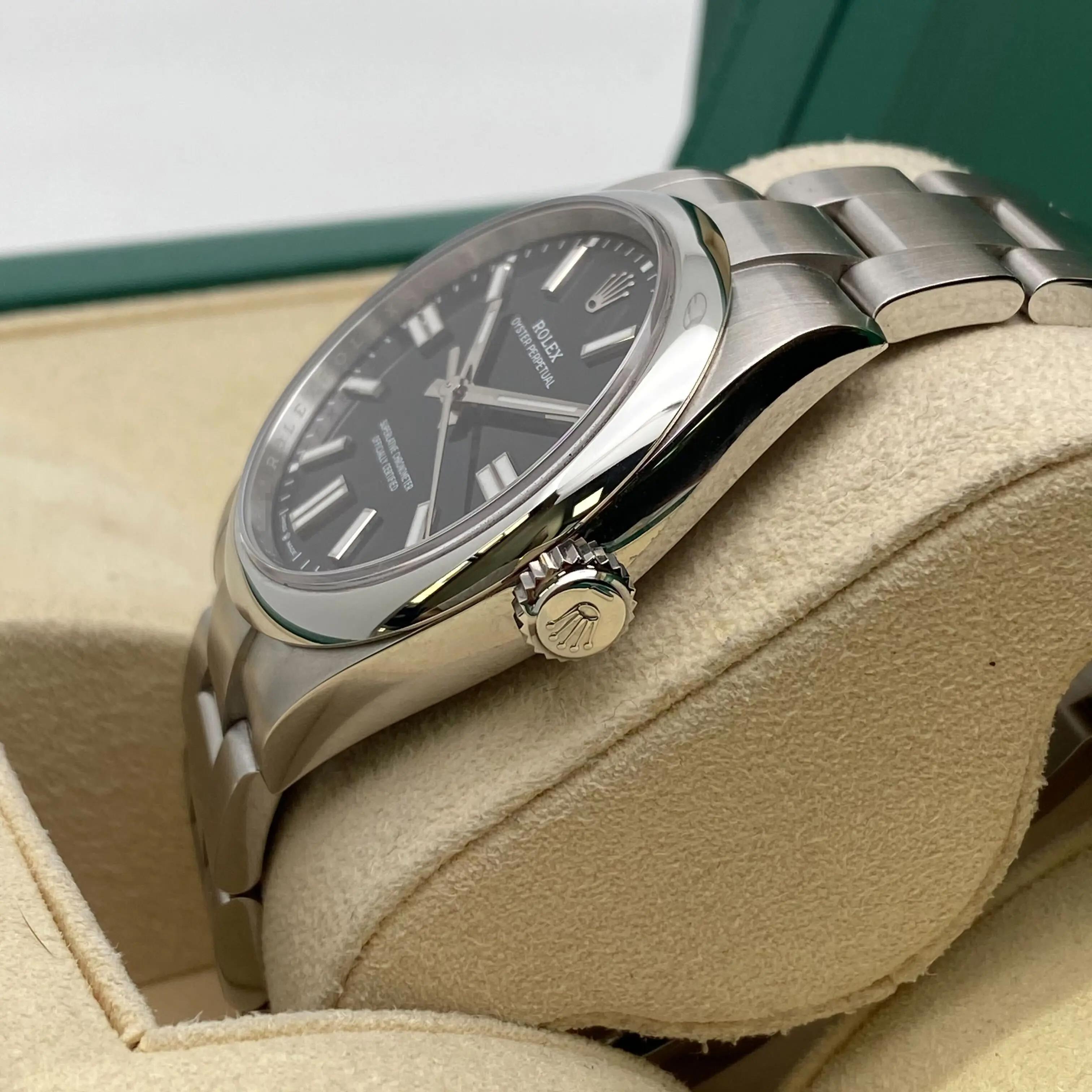 Rolex Oyster Perpetual 41mm Steele Quadrante Nero Orologio Automatico 134300 2025 B.P. in vendita 2