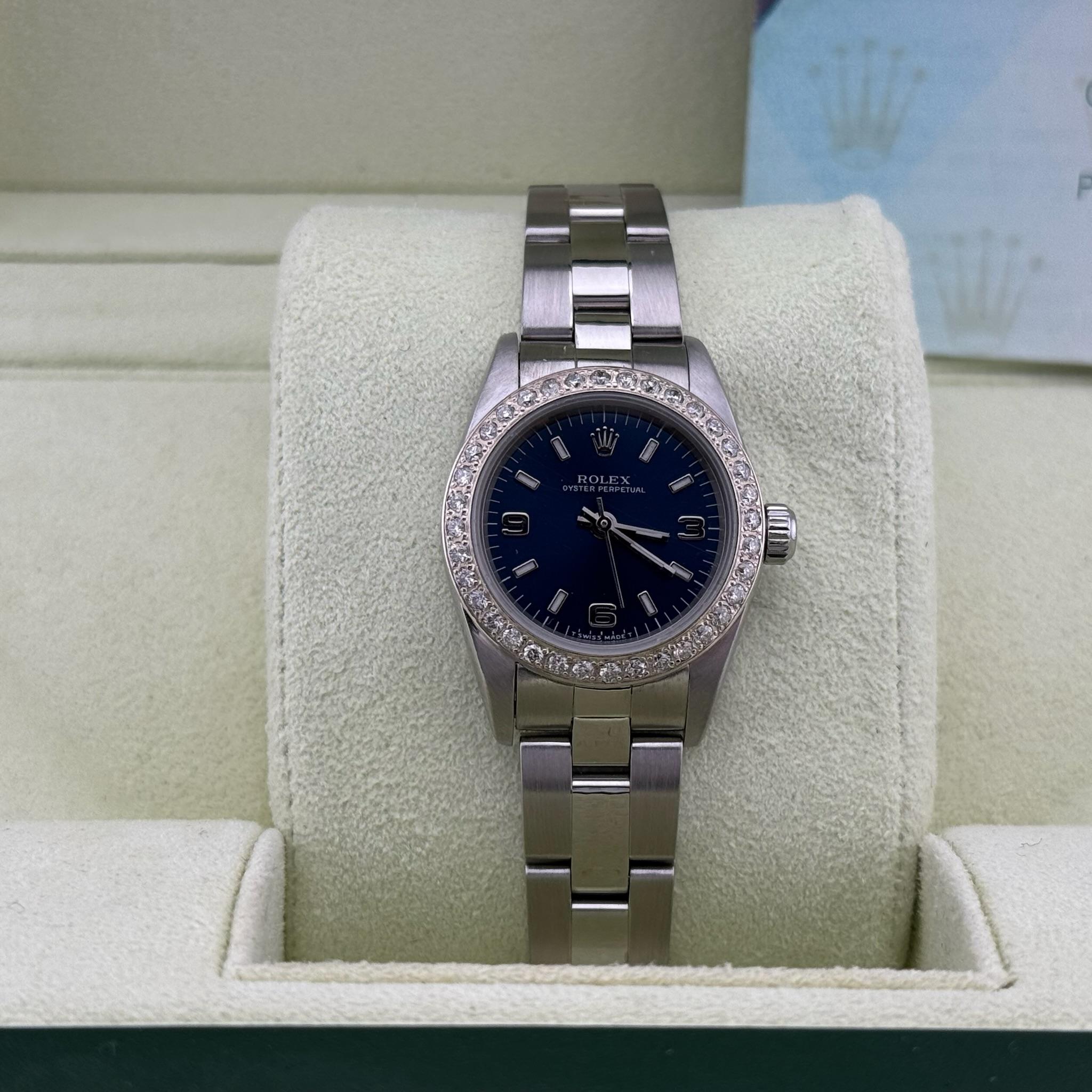 Stilnummer: 76080



Seriennummer: Y39****



Jahr: 2002

 

Modell: Rolex Oyster Perpetual

 

MATERIAL des Gehäuses: Rostfreier Stahl

 

Band: Rostfreier Stahl

  

Lünette: Kundenspezifische Diamantlünette

  

Zifferblatt: Blau 

 

Gesicht:
