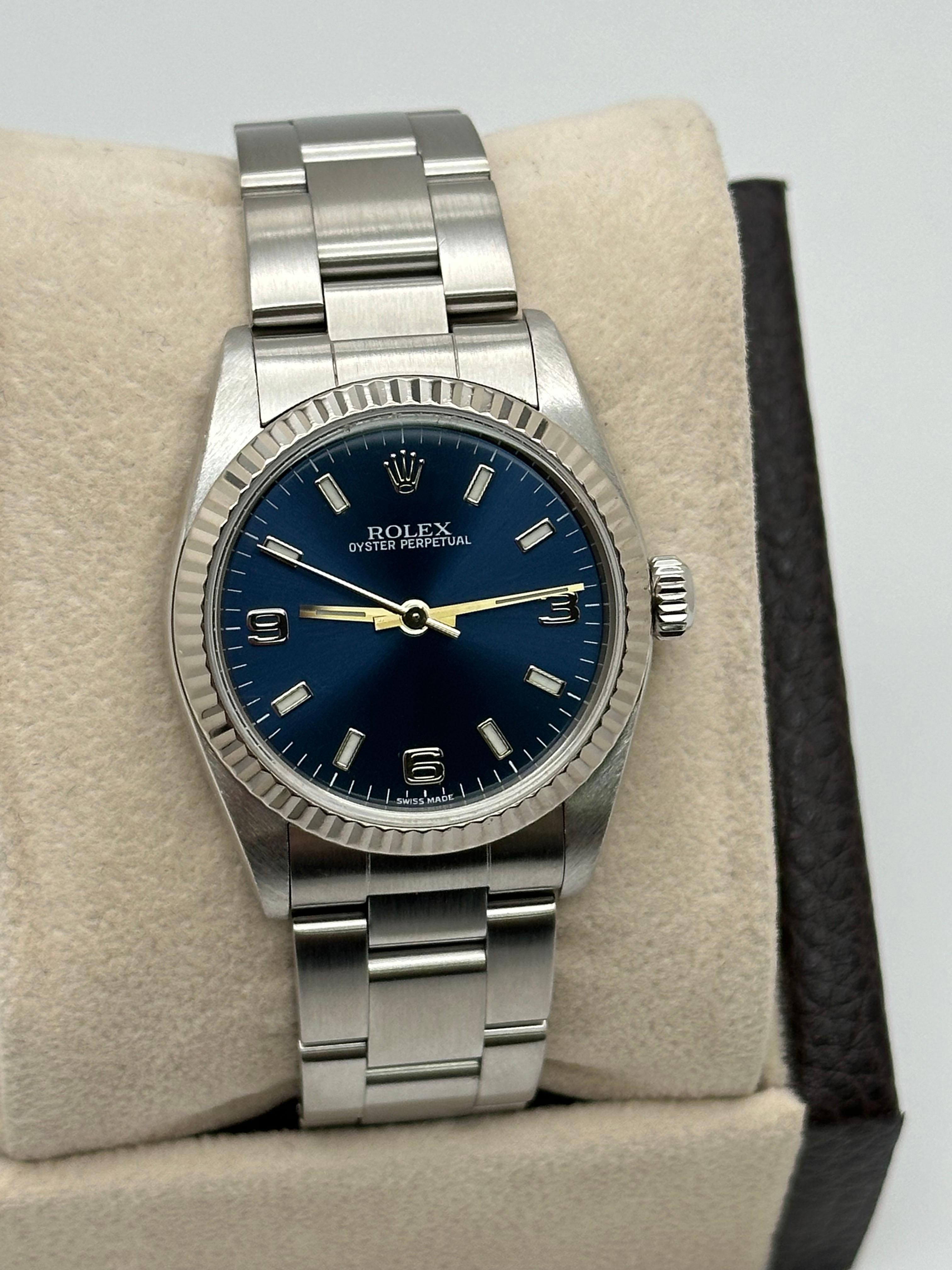 Stilnummer: 77014



Seriennummer: P449***



Jahr: 2000

 

Modell: Oyster Perpetual 

 

MATERIAL des Gehäuses: Rostfreier Stahl 

 

Band: Rostfreier Stahl 

 

Lünette: 18K Weißgold 

 

Zifferblatt: Blau 

 

Gesicht: Saphirglas 

