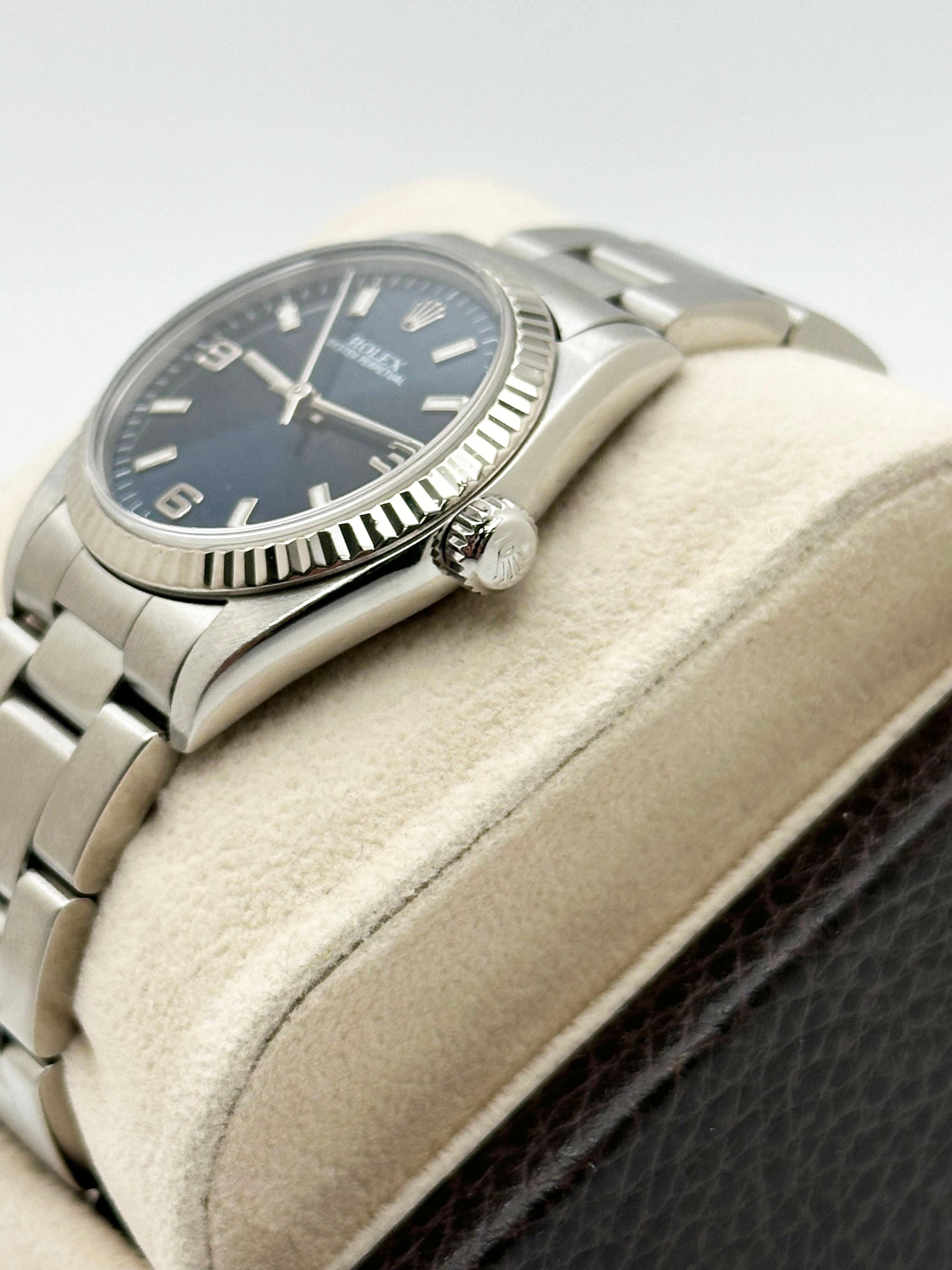 Rolex Oyster Perpetual 77014 Midsize 31mm Blaues Zifferblatt 18k Gold und Edelstahl im Zustand „Hervorragend“ in San Diego, CA