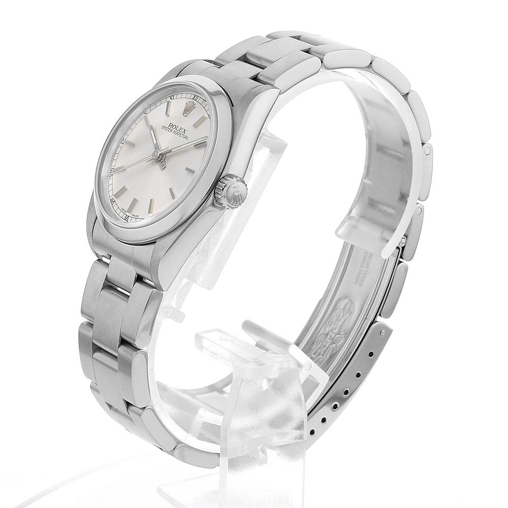 Discover the timeless elegance of the Rolex Oyster Perpetual 77080, an exquisite timepiece designed for both men and women. Crafted with meticulous attention to detail, this watch embodies the essence of Rolex's renowned craftsmanship. The Oyster