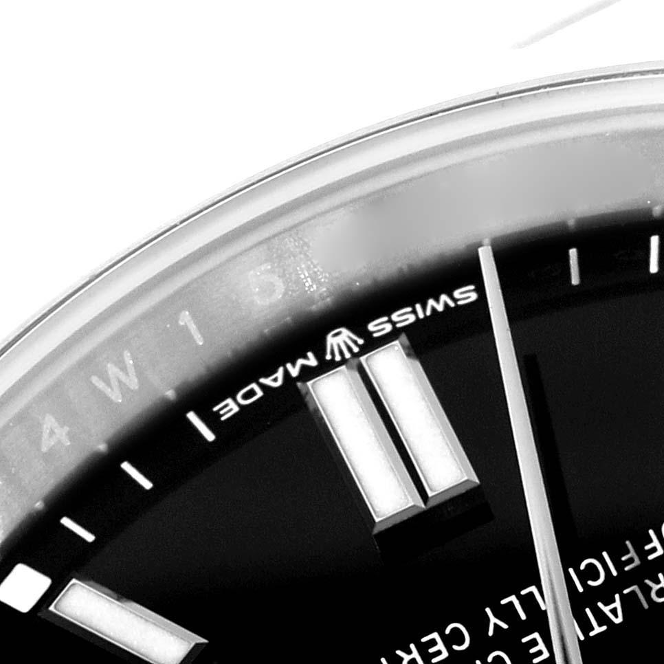 Rolex Oyster Perpetual Schwarzes Zifferblatt Stahl Herrenuhr 126000 Box Card. Offiziell zertifiziertes Chronometerwerk mit automatischem Aufzug. Gehäuse aus Edelstahl mit einem Durchmesser von 36.0 mm. Rolex Logo auf einer Krone. Glatte, gewölbte
