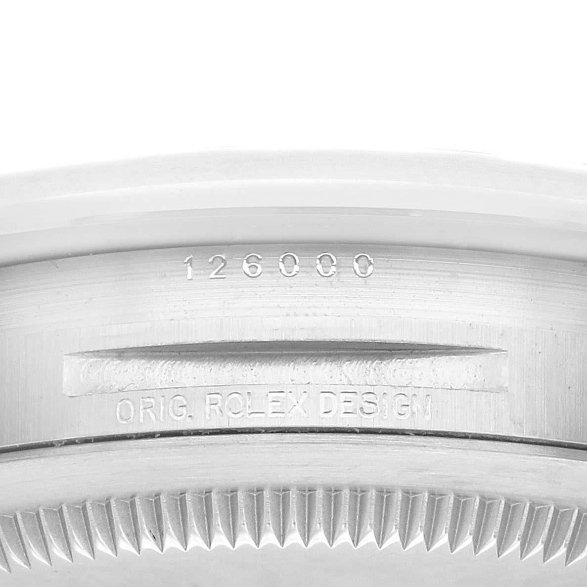 Rolex Oyster Perpetual Schwarzes Zifferblatt Stahl Herrenuhr 126000 Box Card. Offiziell zertifiziertes Chronometerwerk mit automatischem Aufzug. Gehäuse aus Edelstahl mit einem Durchmesser von 36.0 mm. Rolex Logo auf einer Krone. Glatte, gewölbte