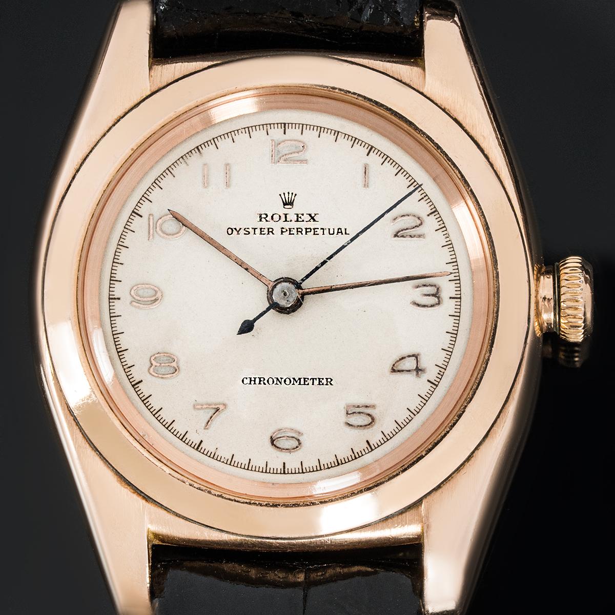 Une Oyster Perpetual Bubbleback en or rose 14ct de Rolex. Cadran argenté avec chiffres arabes appliqués et lunette en or rose. Elle est équipée d'un verre plexi et d'un mouvement à remontage automatique. La montre est également équipée d'un bracelet