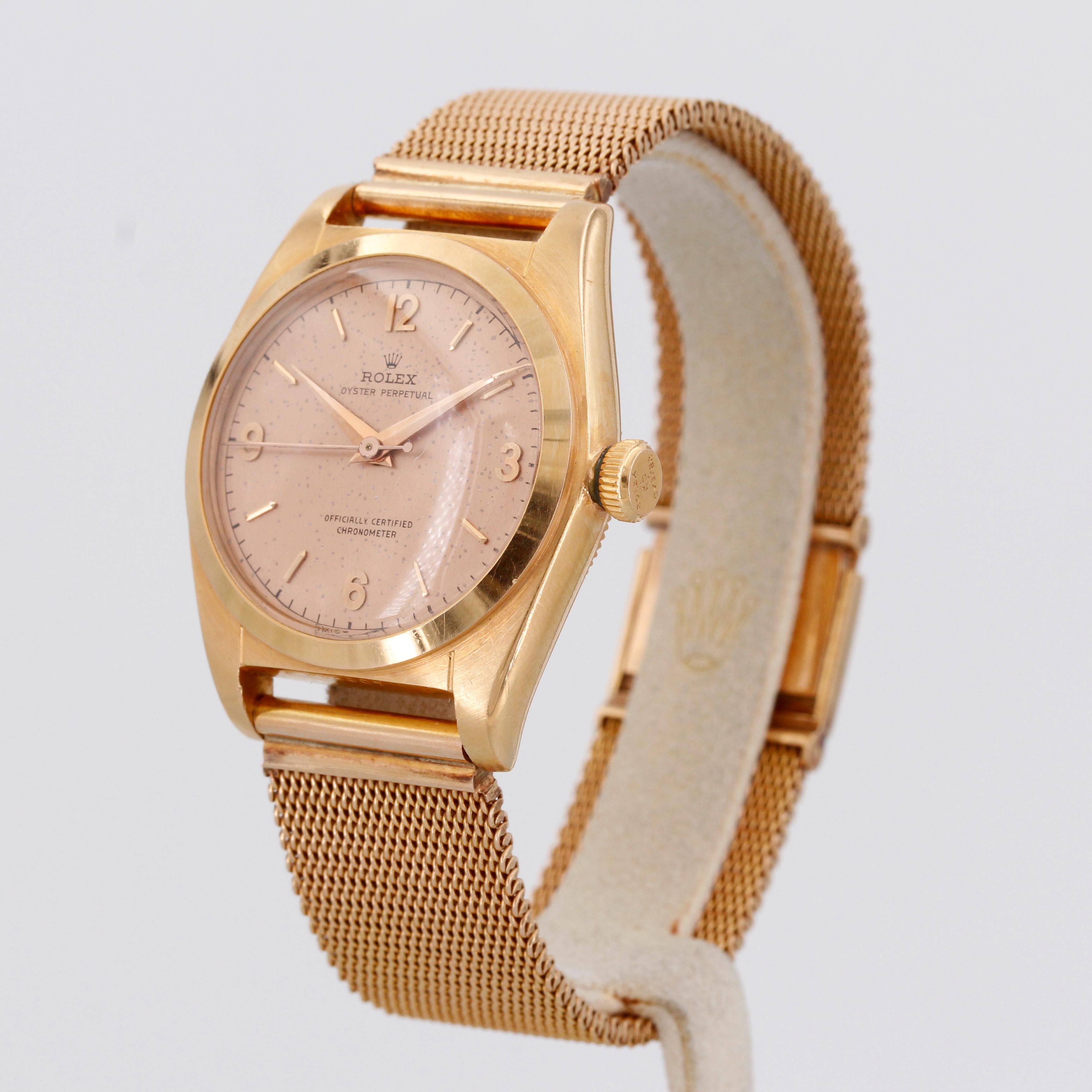 Rolex Oyster Perpetual Bubbleback aus den 1950er Jahren mit einem roségoldenen Milanese-Armband (nicht Rolex)
Referenz: 5050
Material: 18ct Rosegold
Durchmesser: 31 mm
Uhrwerk: Automatik
Zifferblatt: Rosa mit römischen Ziffern
Glas: Plexiglas