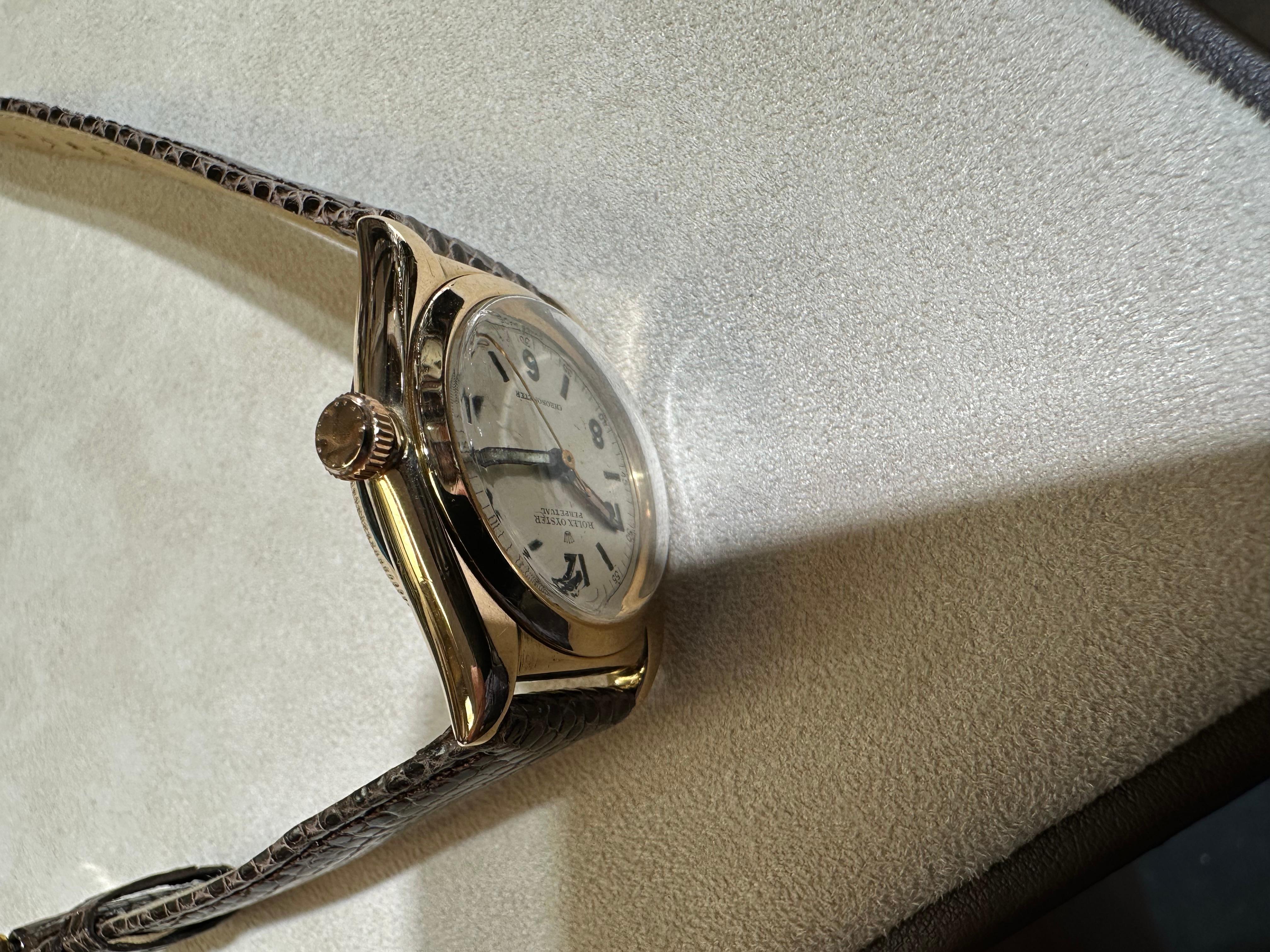 Rolex Oyster Perpetual Chronometer BubbleBack  Cadran en or jaune 14K Ref. #3131

Description / Condit : Toutes les montres ont été examinées et révisées par des professionnels avant d'être mises en vente. Superbe état de conservation. 
Fabricant :