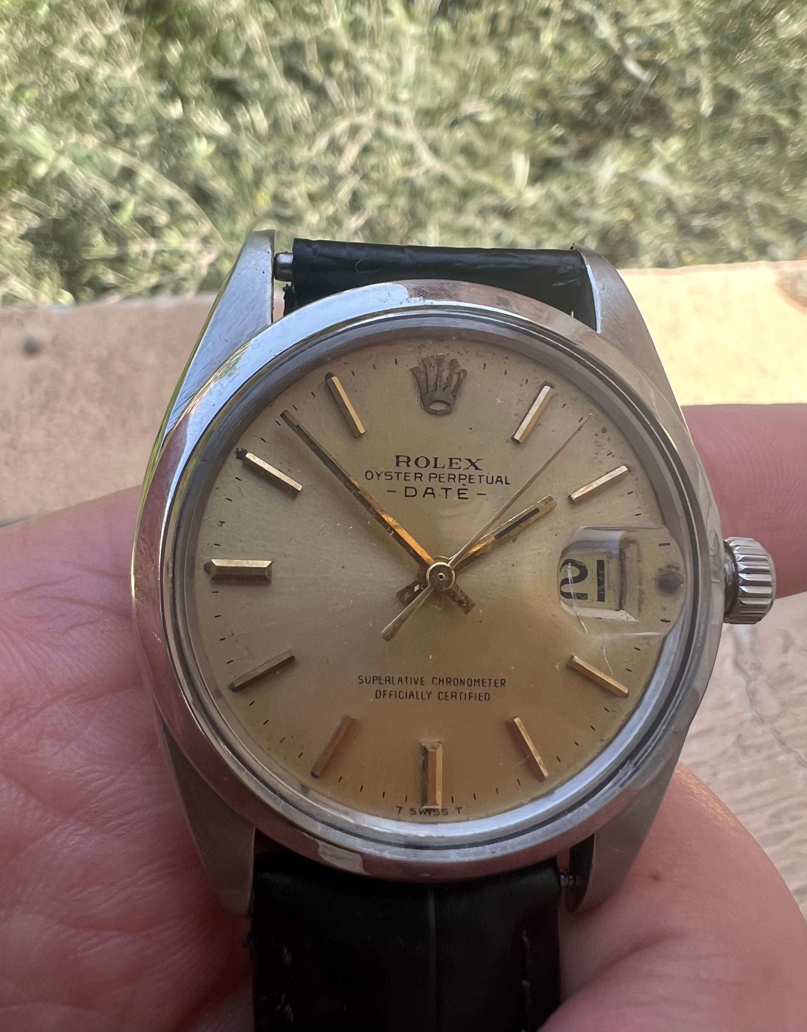 Rolex Oyster Perpetual Date 1500 Automatic Original Champagne Dial Watch In Good Condition For Sale In Toronto, CA
