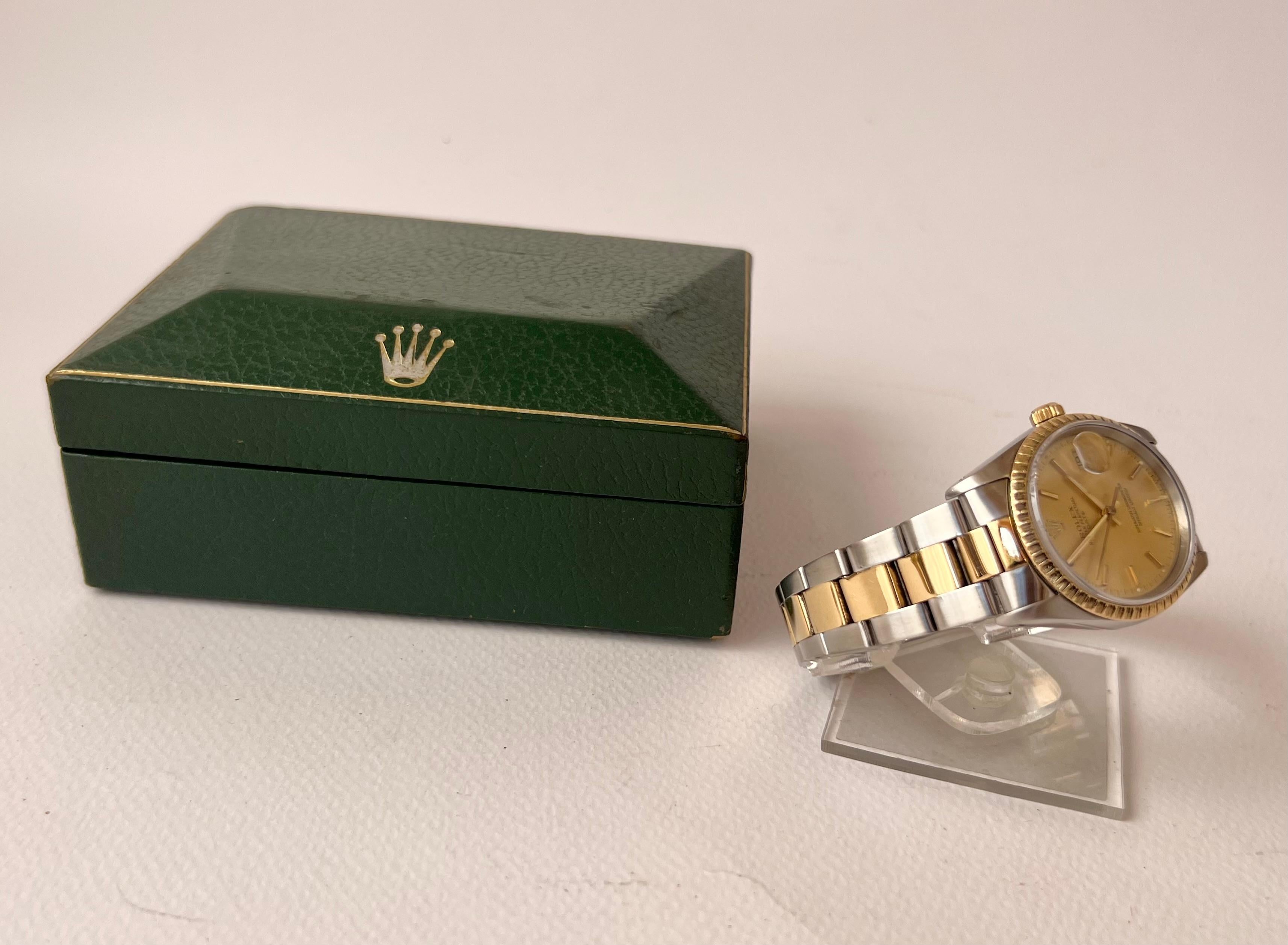Rolex Oyster Perpetual Date 15223 avec cadran champagne en or jaune 18 carats et acier   en vente 5