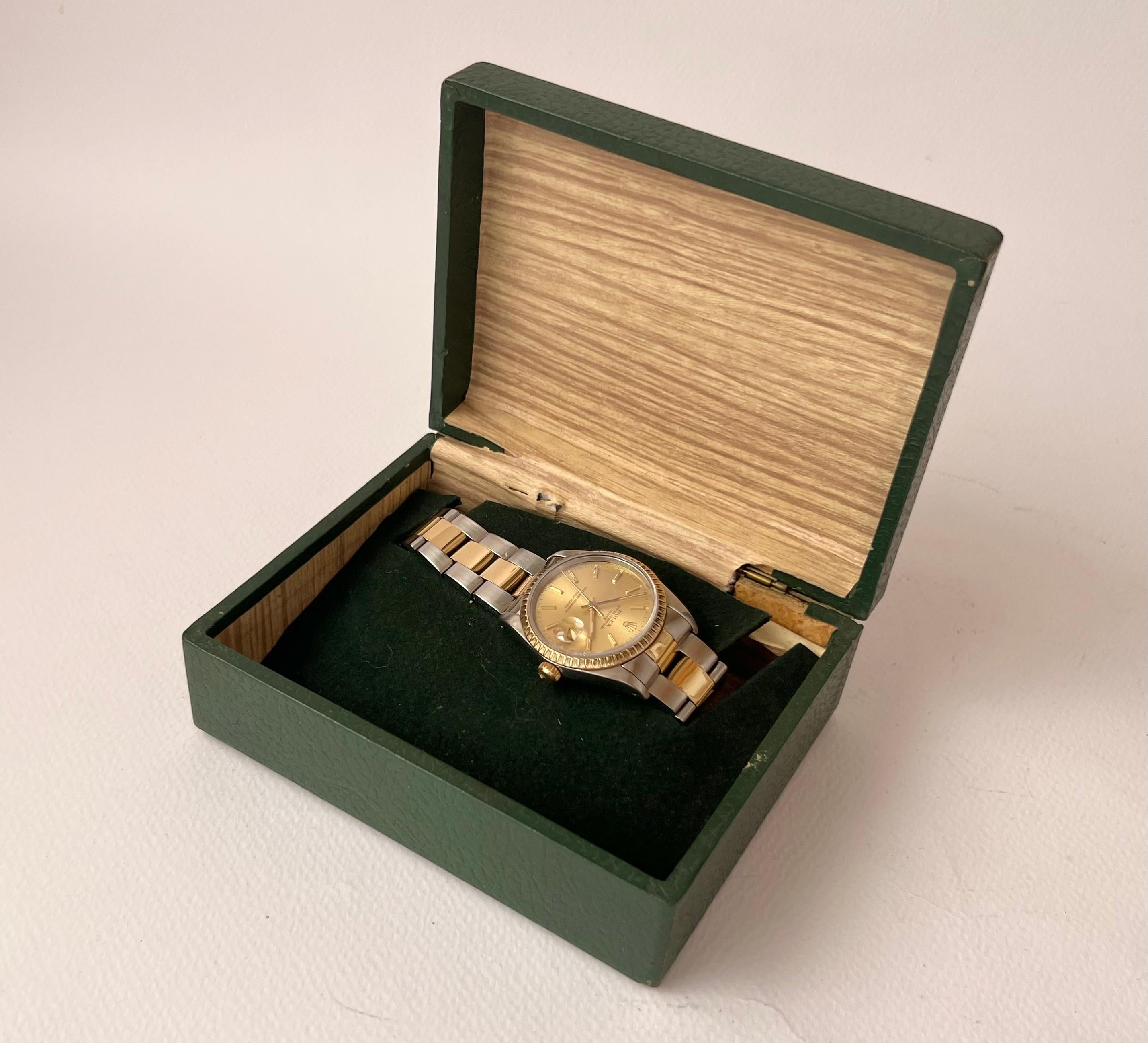 Rolex Oyster Perpetual Date 15223 avec cadran champagne en or jaune 18 carats et acier   en vente 3
