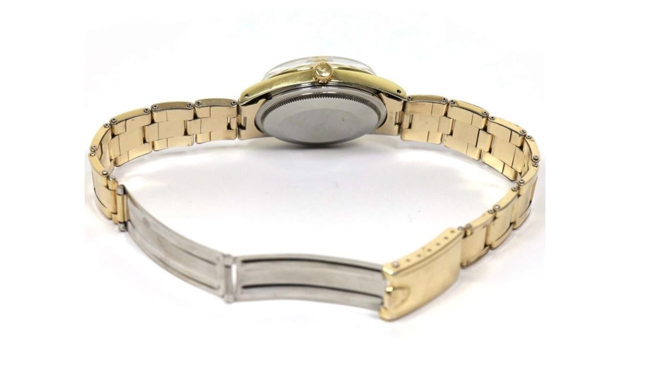 Montre-bracelet d'occasion pour homme Rolex Oyster Perpetual date plaquée or 1550 34mm. La Rolex Date ref 1550 est un superbe classique de Rolex sorti dans les années 1970. 
Boîtier en or jaune 14 carats d'un diamètre de 34,0 mm. Cosses hautement