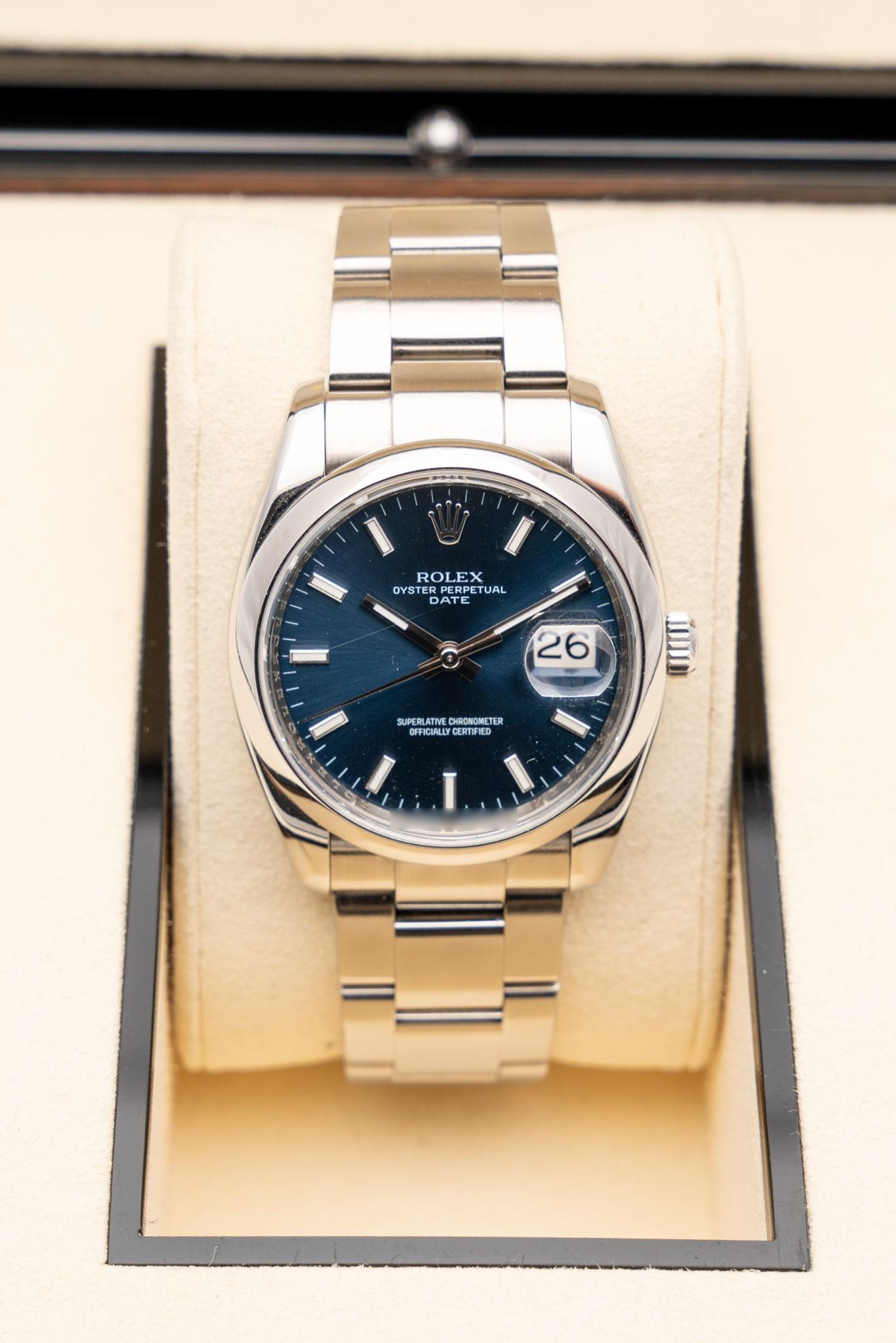 El reloj está en muy buen estado y funciona bien. Tiene un ligero arañazo en el cristal y pequeños desconchones en el borde del cristal. El reloj se entrega con una caja de madera de AGS Jewelry, junto con una tarjeta de garantía de AGS Jewelry.