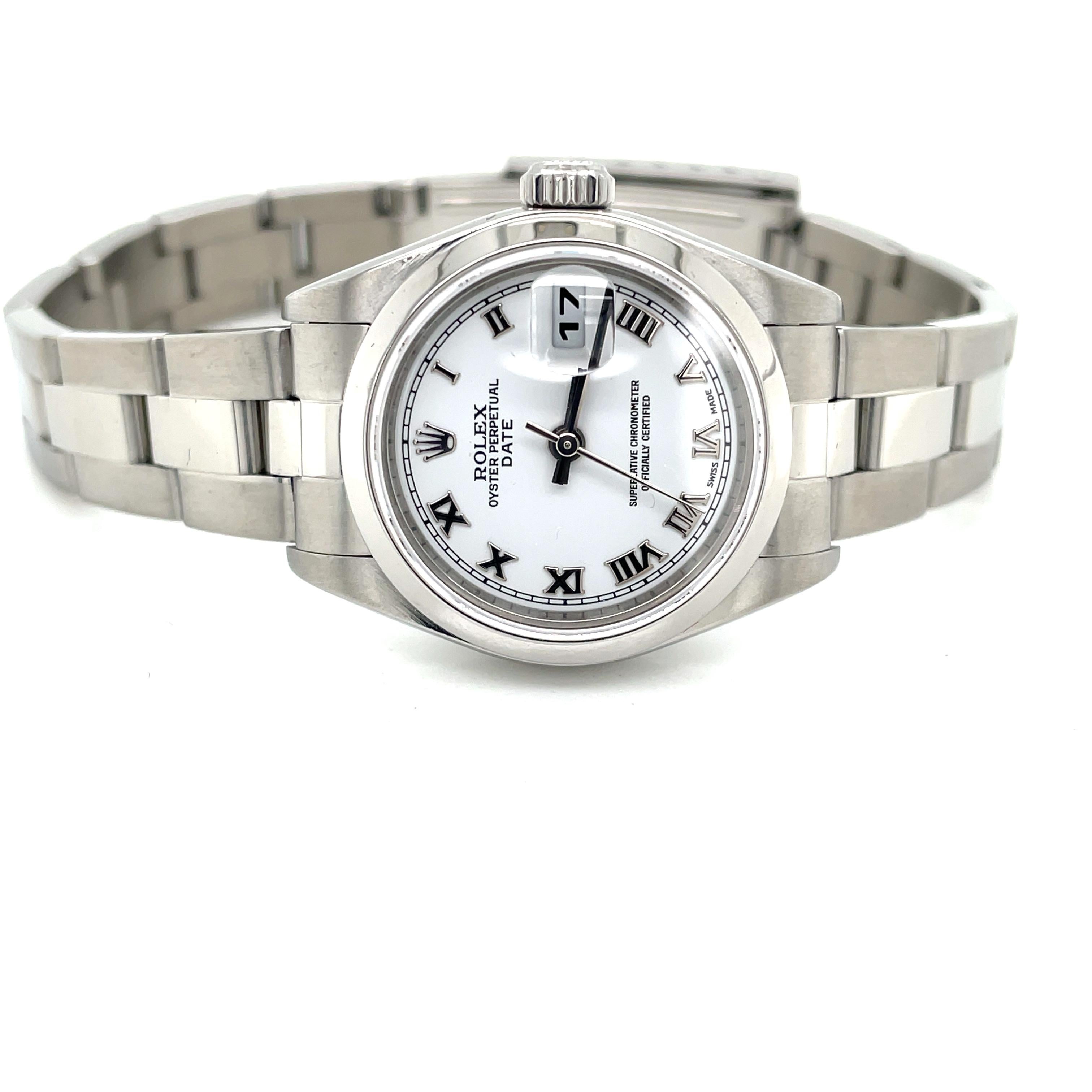 Satinierter Stahl mit polierten Akzenten verleiht dieser Rolex für Damen einen vielseitigen Reiz. Diese robuste und alltagstaugliche Rolex Steel Oyster Perpetual Date Armbanduhr für Damen hat ein Automatikwerk mit der Nummer 2235, circa nach 2000.