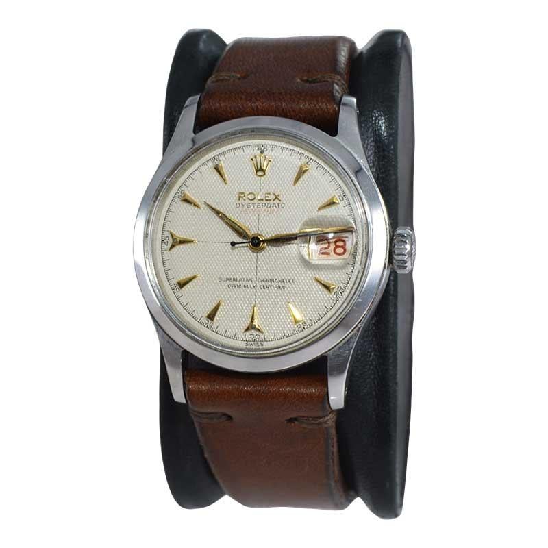 USINE / MAISON : Compagnie des montres Rolex
STYLE / RÉFÉRENCE : Oyster Perpetual Date 
METAL / MATERIAL : Acier inoxydable
CIRCA / ANNÉE : 1954
DIMENSIONS / TAILLE : Longueur 42mm x Diamètre 34mm
MOUVEMENT / CALIBRE : Remontage perpétuel / 22