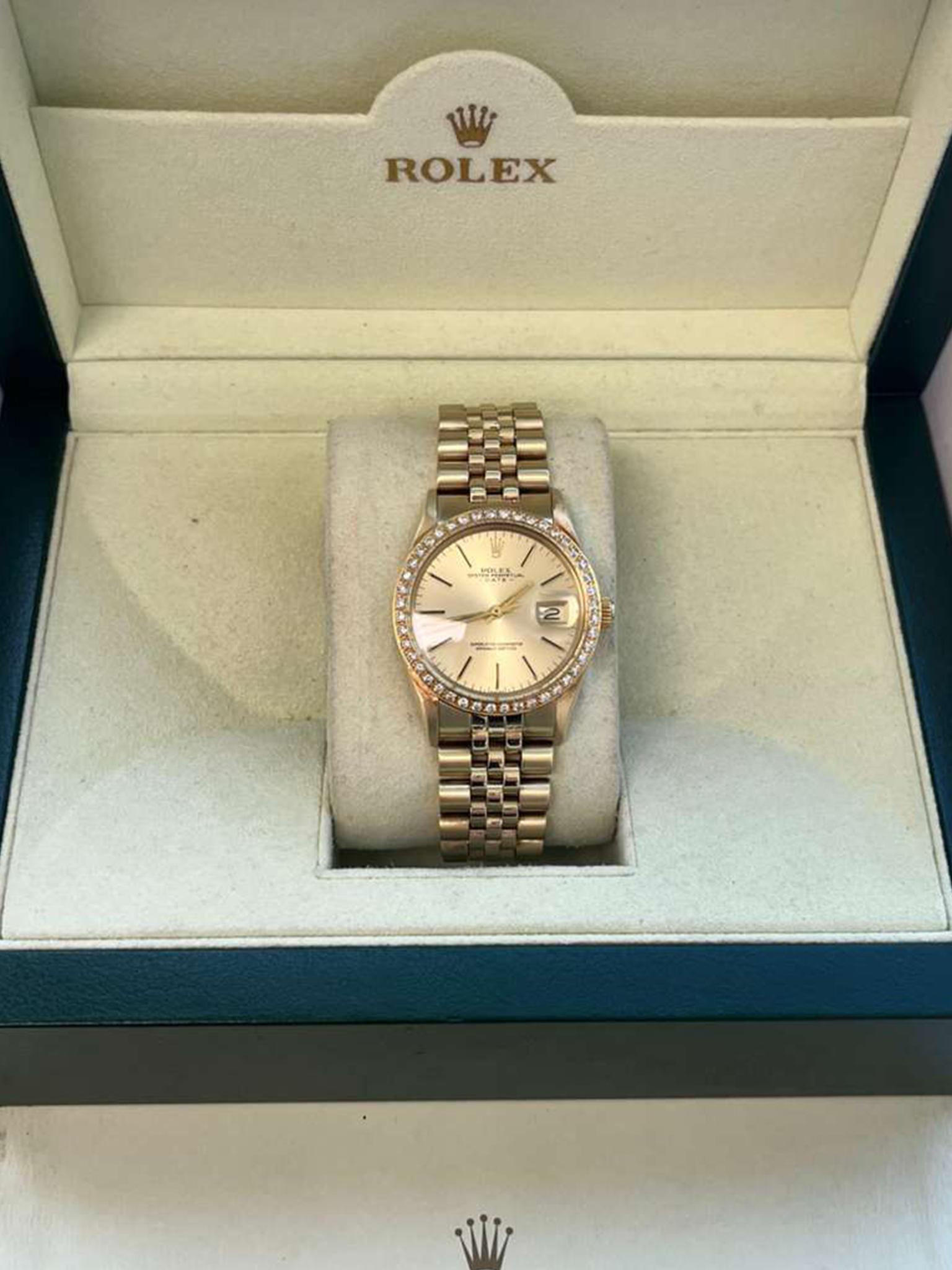 Taglio rotondo Rolex Oyster Perpetual Date Quadrante Champagne Lunetta di diamanti Orologio in oro giallo 15037 in vendita