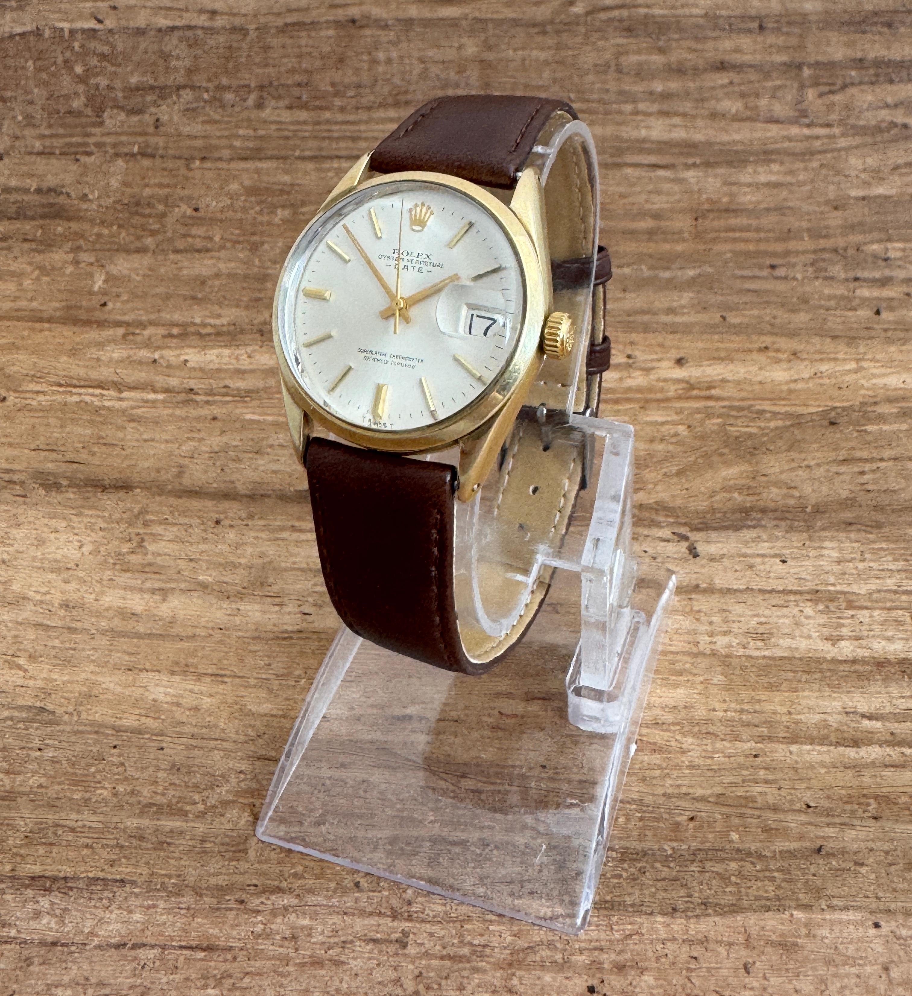 Marke: Rolex

Modell: Oyster Perpetual Date

Referenznummer: 1550

Land der Herstellung: Schweiz

Uhrwerk: Automatik

MATERIAL des Gehäuses: Rostfreier Stahl/ Gold

Abmessungen: Gehäusebreite: 34 mm. (ohne Krone)

Band Typ : New After Market