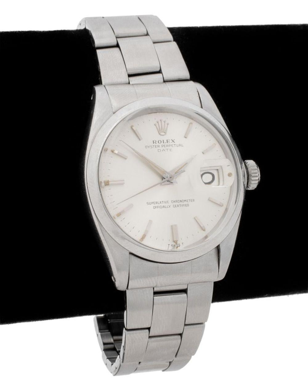 Orologio automatico Rolex Oyster Perpetual Date in acciaio, referenza n. 1500, con quadrante argentato, indici a bastone, datario a ore 3, movimento automatico a carica automatica, indossato al polso con bracciale a maglie oyster con chiusura