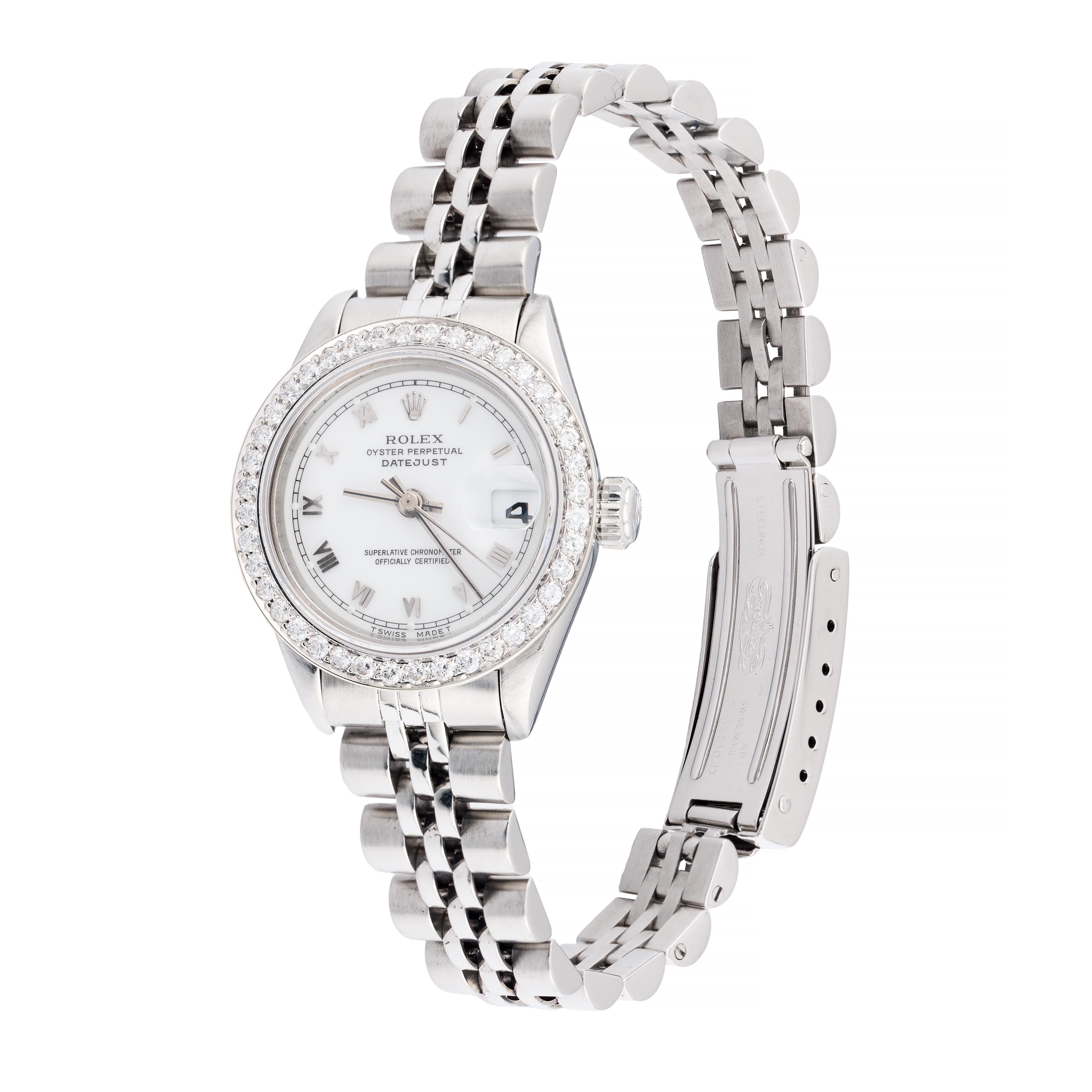 Aston Estate Jewelry stellt vor:

Eine Rolex Oyster Perpetual mit einer speziell angefertigten 1,20-Karat-Diamantlünette und einem Gehäuse aus Edelstahl.

Das runde Gehäuse misst 26 mm in der Breite und präsentiert ein makelloses weißes Zifferblatt.
