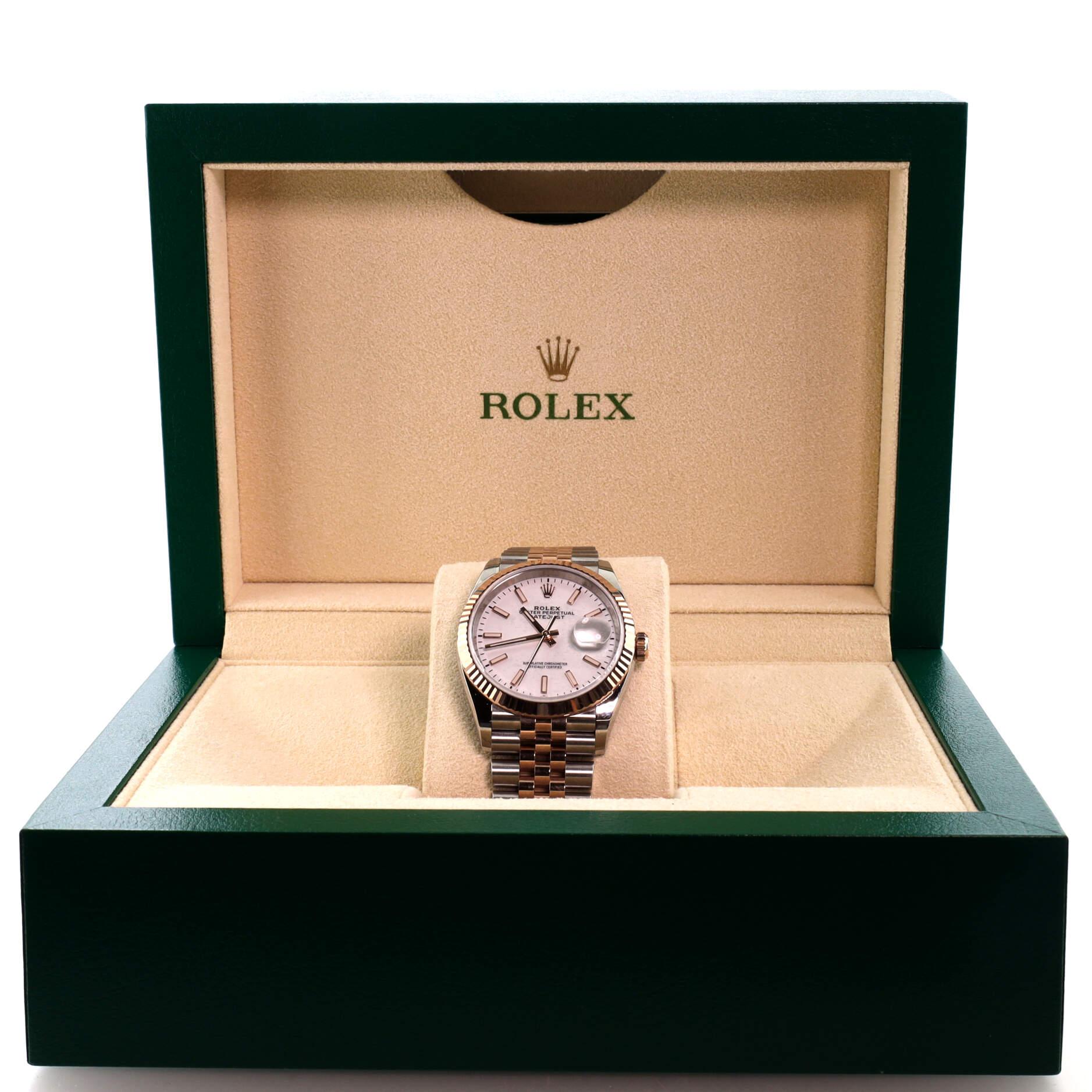 Zustand: Ausgezeichnet. Minimale Abnutzung.
Zubehör: Garantiekarte - datiert, Box, Gebrauchsanweisung
Abmessungen: Größe/Breite des Gehäuses: 36 mm, Höhe der Uhr: 12 mm, Breite des Bandes: 20 mm, Umfang des Handgelenks: 6.5
