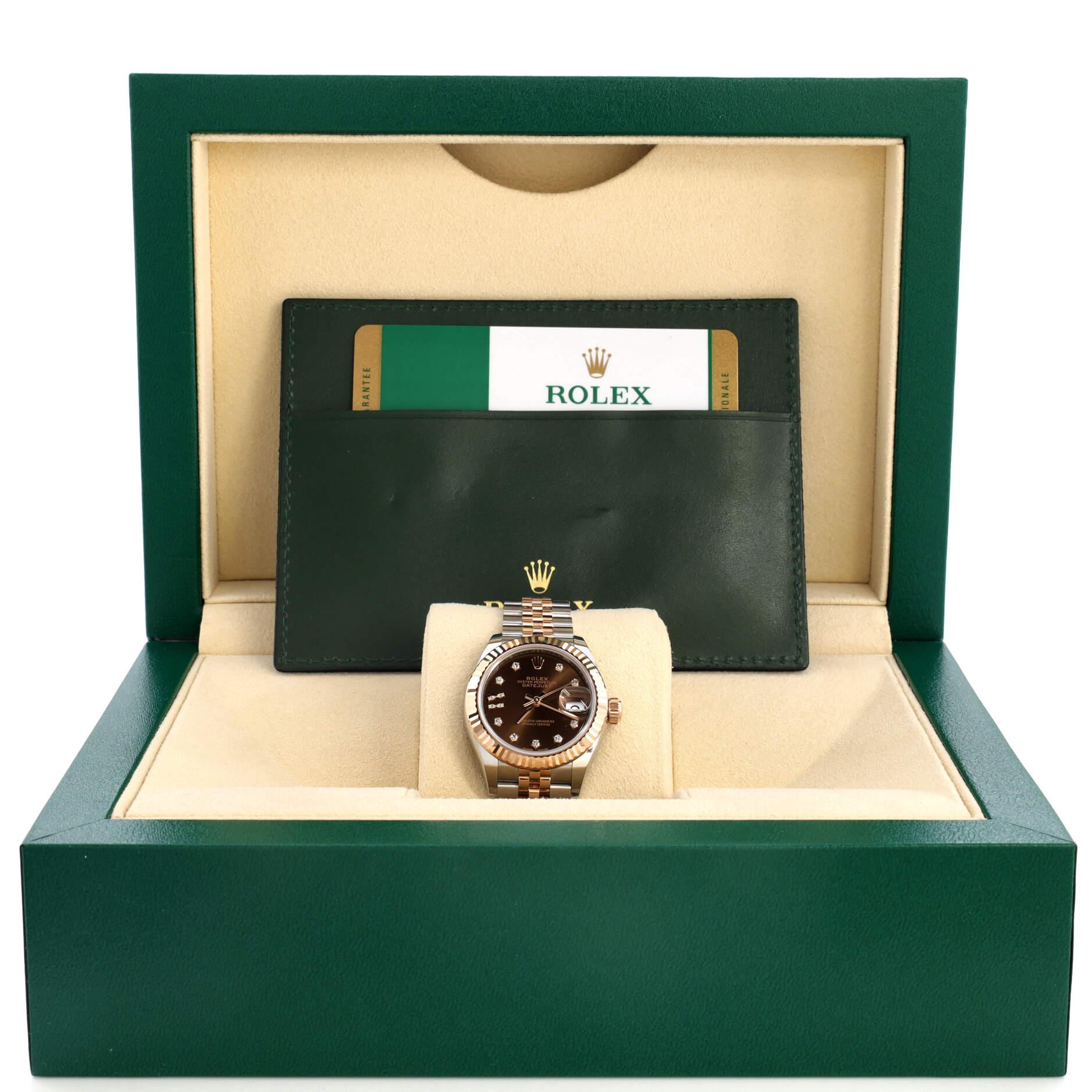 Zustand: Großartig. Geringfügige Abnutzung in der gesamten cae und Armband.
Zubehör: Box, Garantiekarte - datiert, Gebrauchsanweisung
Abmessungen: Größe/Breite des Gehäuses: 28 mm, Höhe der Uhr: 11 mm, Breite des Bandes: 14 mm, Umfang des
