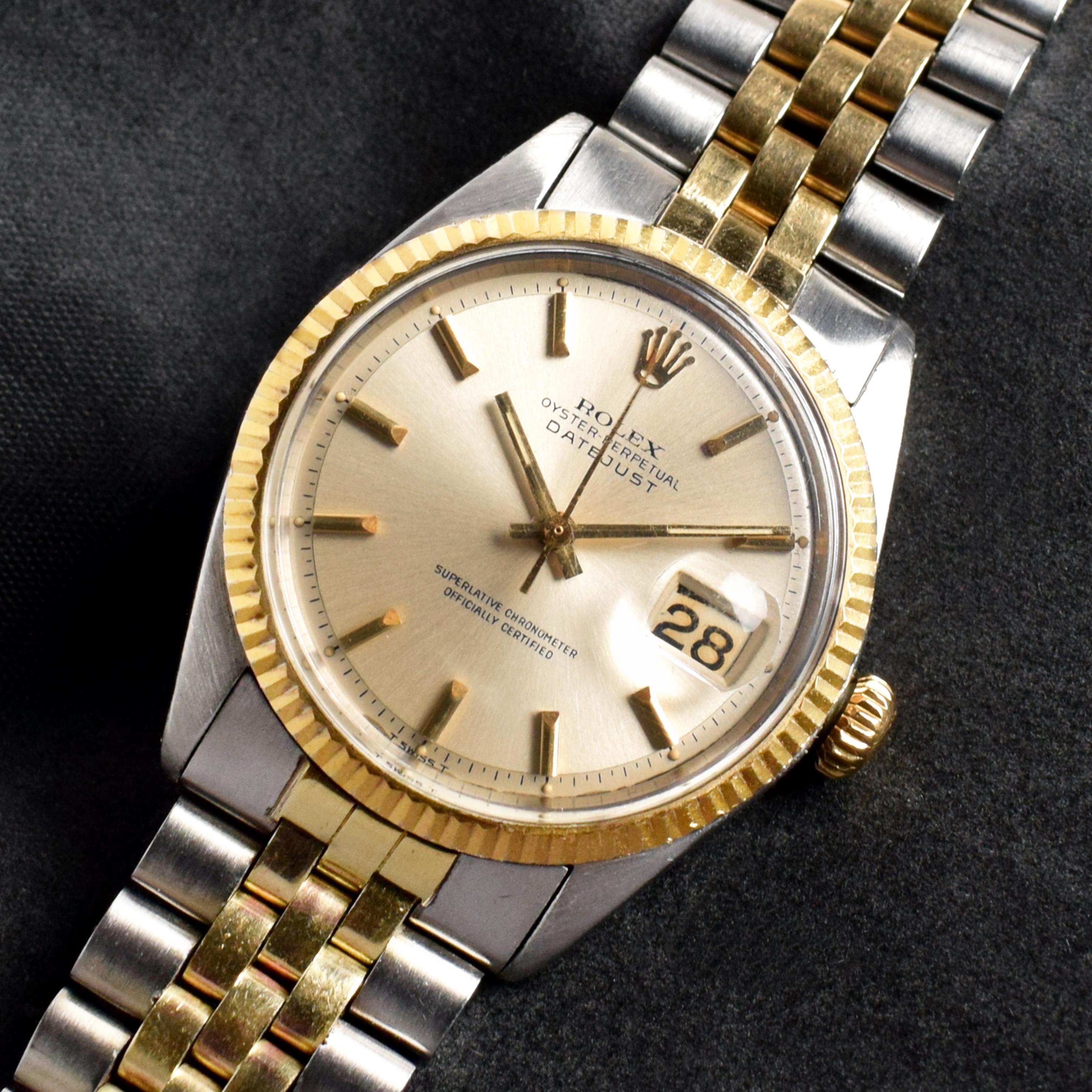 Marke: Vintage By Rolex
Modell: 1601
Jahr: 1972
Seriennummer: 30xxxxx
Referenz: C02949
Gehäuse: 36mm ohne Krone; Gebrauchsspuren mit leichter Politur von früher; Innenboden gestempelt I.72
Zifferblatt: Saubere Aged Condition Silber Zifferblatt mit
