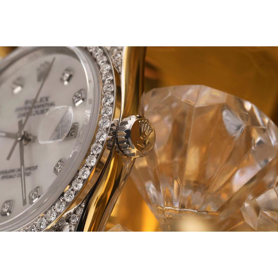 Taille ronde Rolex Montre Oyster Perpetual Datejust avec cadran en nacre et diamants blancs et lunette en vente