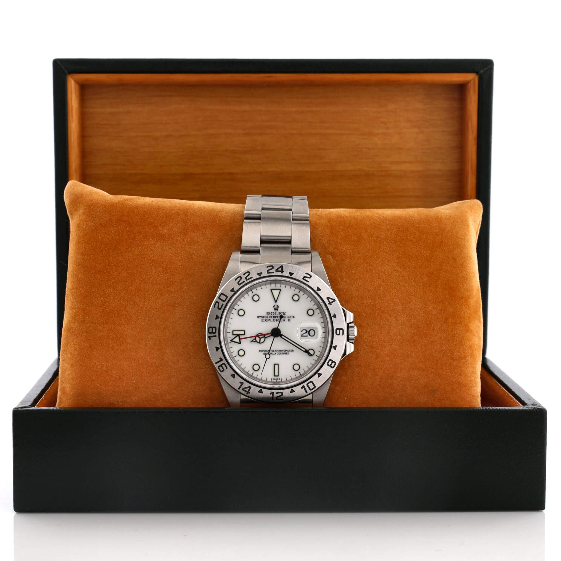 Condition: Excellent. Minor wear throughout case and bracelet.
Accessories: Instruction Booklet, Warranty Card - Dated, Box
Measurements: Case Size/Width: 40mm, Watch Height: 12mm, Band Width: 20mm, Wrist circumference: 6.25