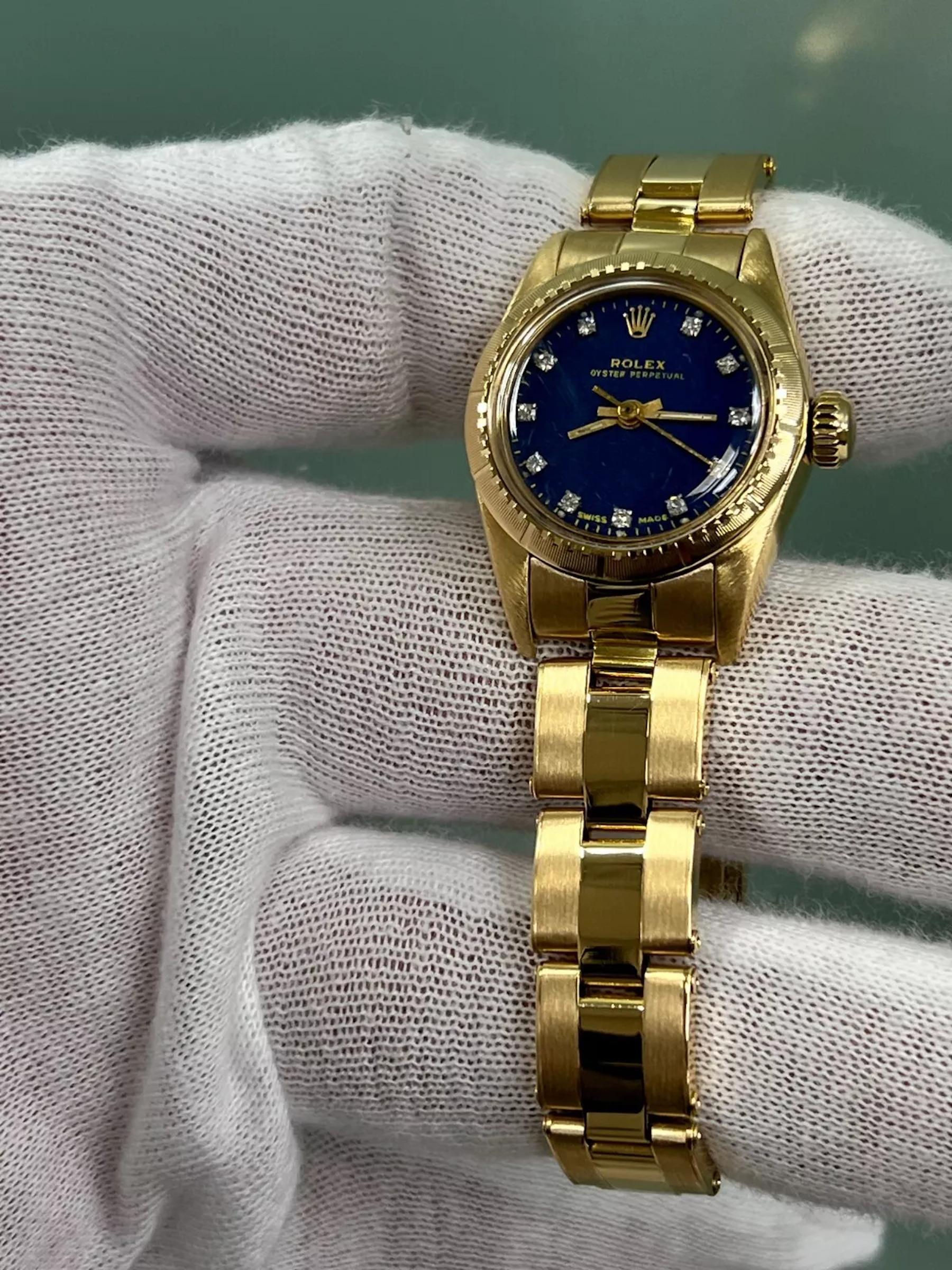 Stilnummer: 67198

Seriennummer: 8772***

Jahr: 1985

Modell: Rolex Damen Oyster Perpetual 

MATERIAL des Gehäuses: 18K Gelbgold 

Band: 18K Gelbgold 

Lünette: 18K Gelbgold 

Zifferblatt: Custom Blue Diamond Zifferblatt 

Gesicht: Acryl