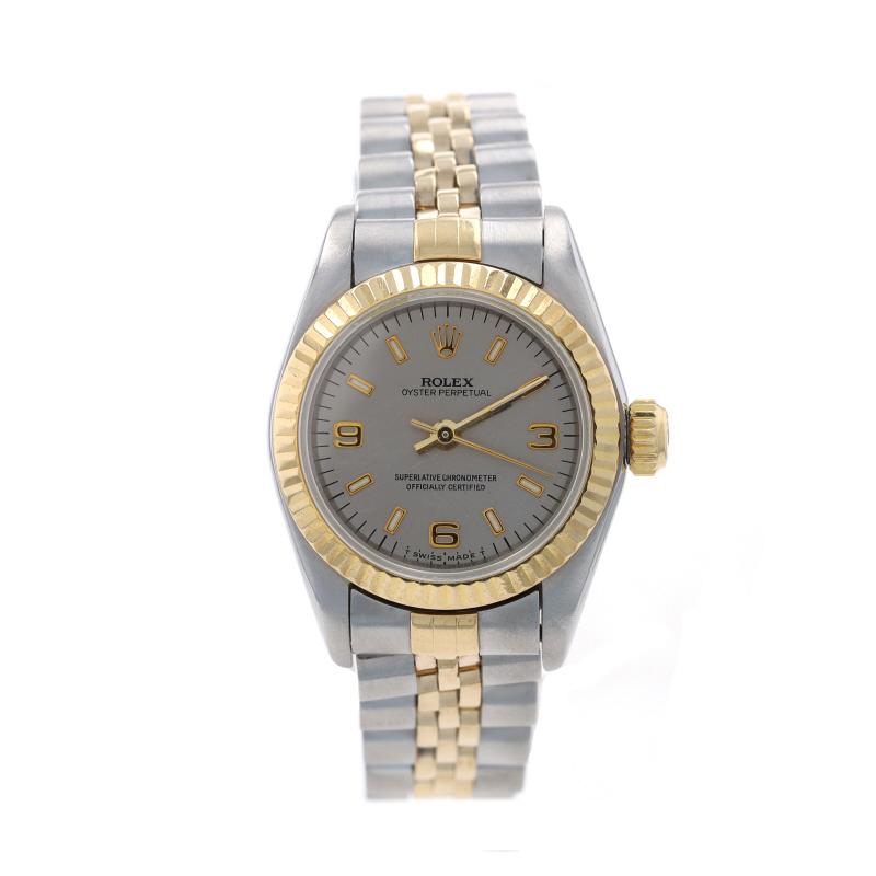 Marke: Rolex  
Modell: Oyster Perpetual 
Modellnummer: 67193
Zifferblattfarbe: Silber
Jahr: 1995
Metall Inhalt: Rostfreier Stahl & 18k Gelbgold 
Uhrwerk: Schweizer Automatik
Garantie: Ein Jahr

Gehäusebreite (ohne die Krone): 25 mm
Breite des
