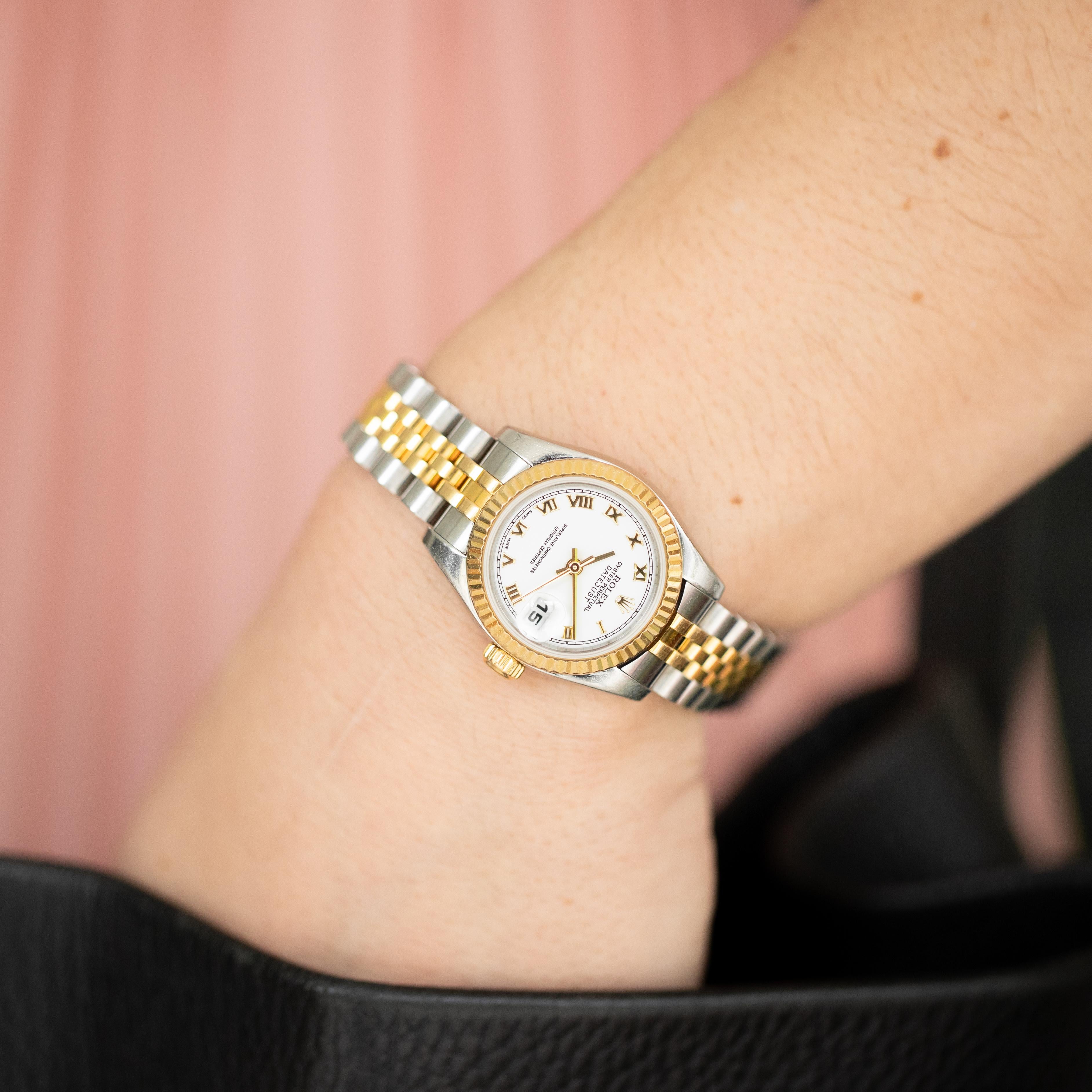 Nous vous proposons à la vente une montre Rolex Oyster Perpetual Datejust pour dame, numéro de référence 179173, datant de l'année 2006. Elle est dotée d'un boîtier de 26 mm en acier inoxydable bicolore et d'une lunette cannelée en or jaune massif