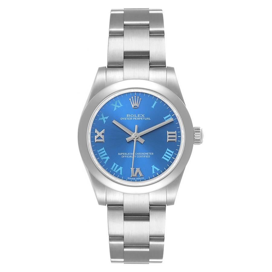 Rolex Oyster Perpetual Midsize 31 Blue Dial Steel Ladies Watch 177200 Box Card. Offiziell zertifiziertes Chronometerwerk mit automatischem Aufzug. Austerngehäuse aus Edelstahl mit einem Durchmesser von 31.0 mm. Rolex Logo auf der Krone. Glatte,