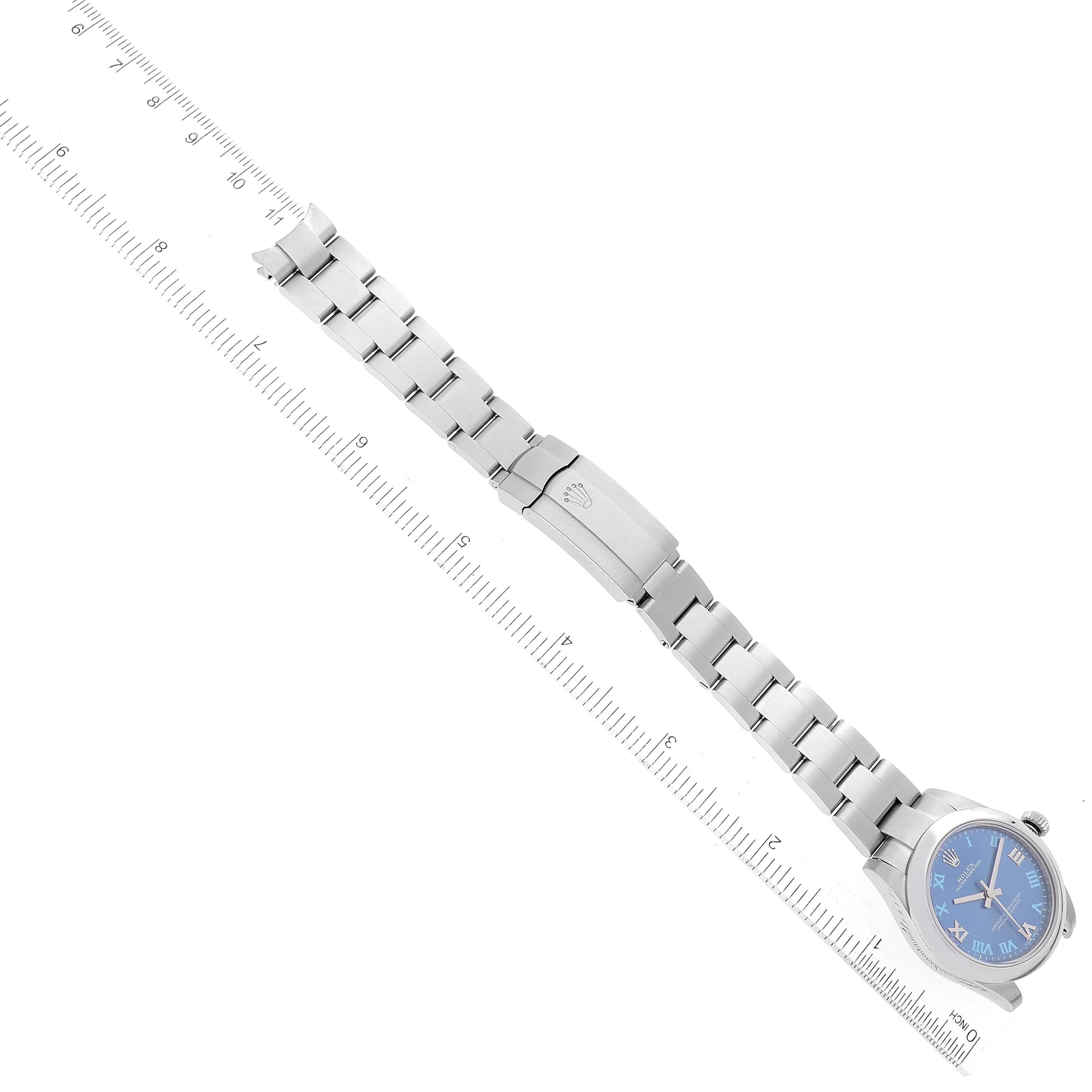 Rolex Oyster Perpetual Midsize 31 avec cadran bleu, montre pour femme 177200 en vente 6